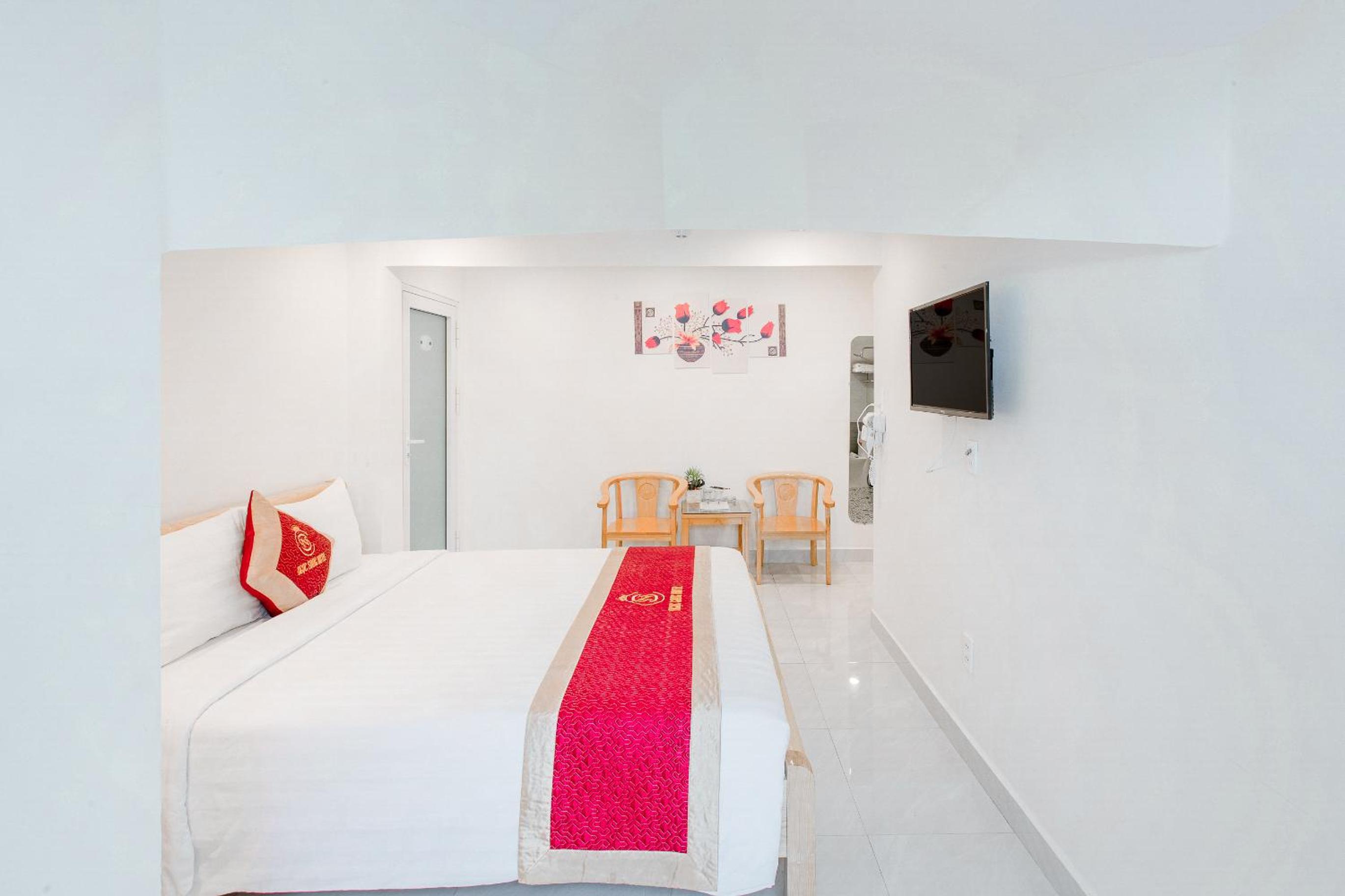 Double Room with Balcony - Photo 3
