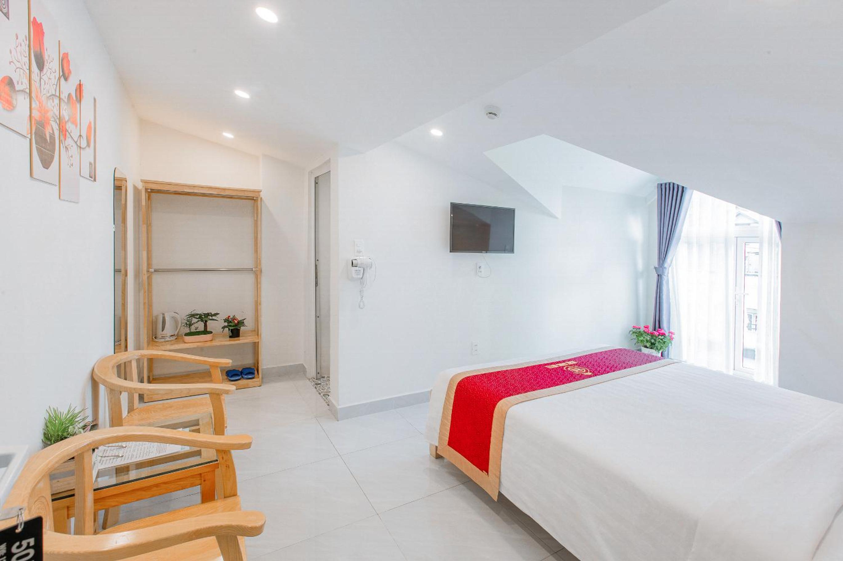 Double Room with Balcony - Photo 4