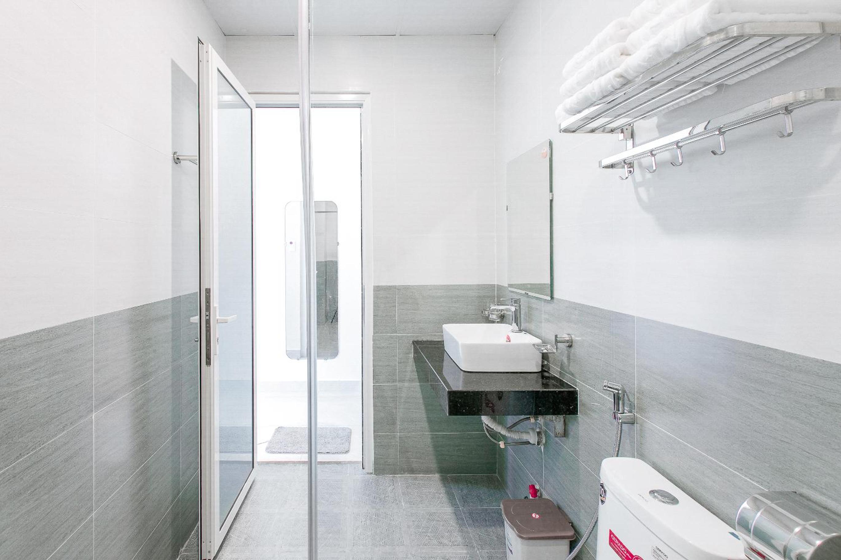 Double Room with Balcony - Photo 8