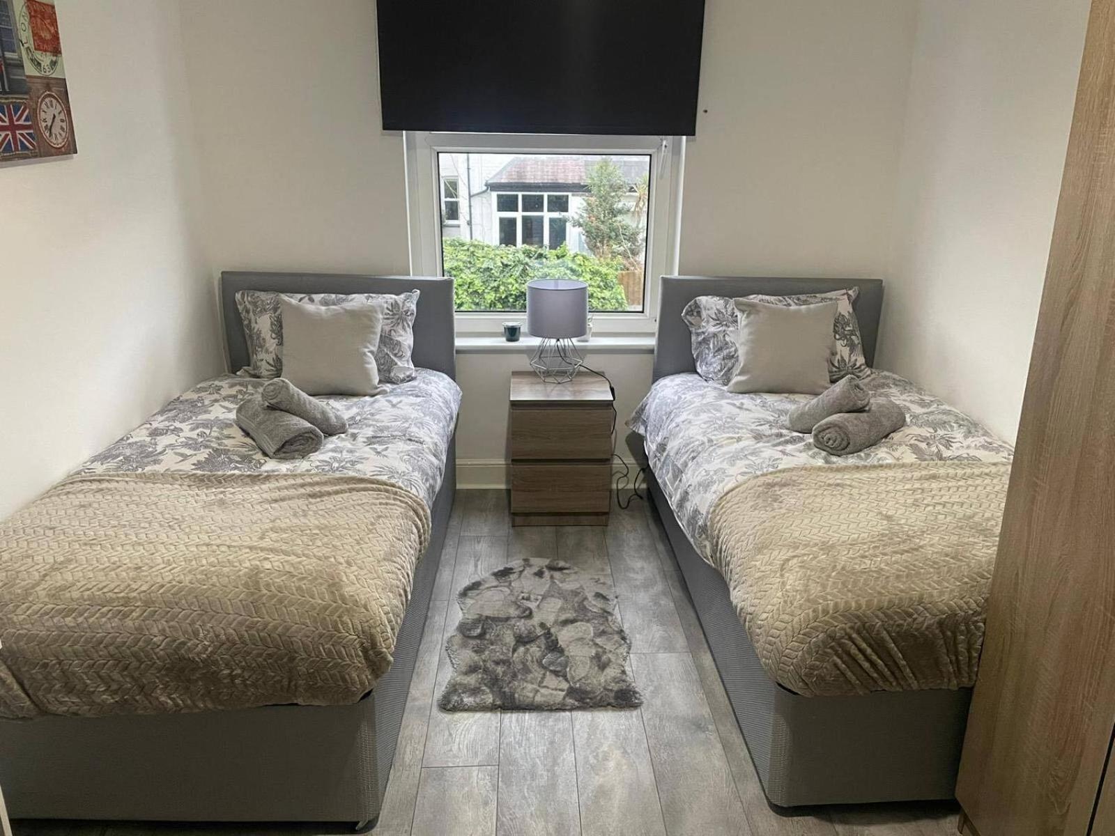 Five-Bedroom House photo 2