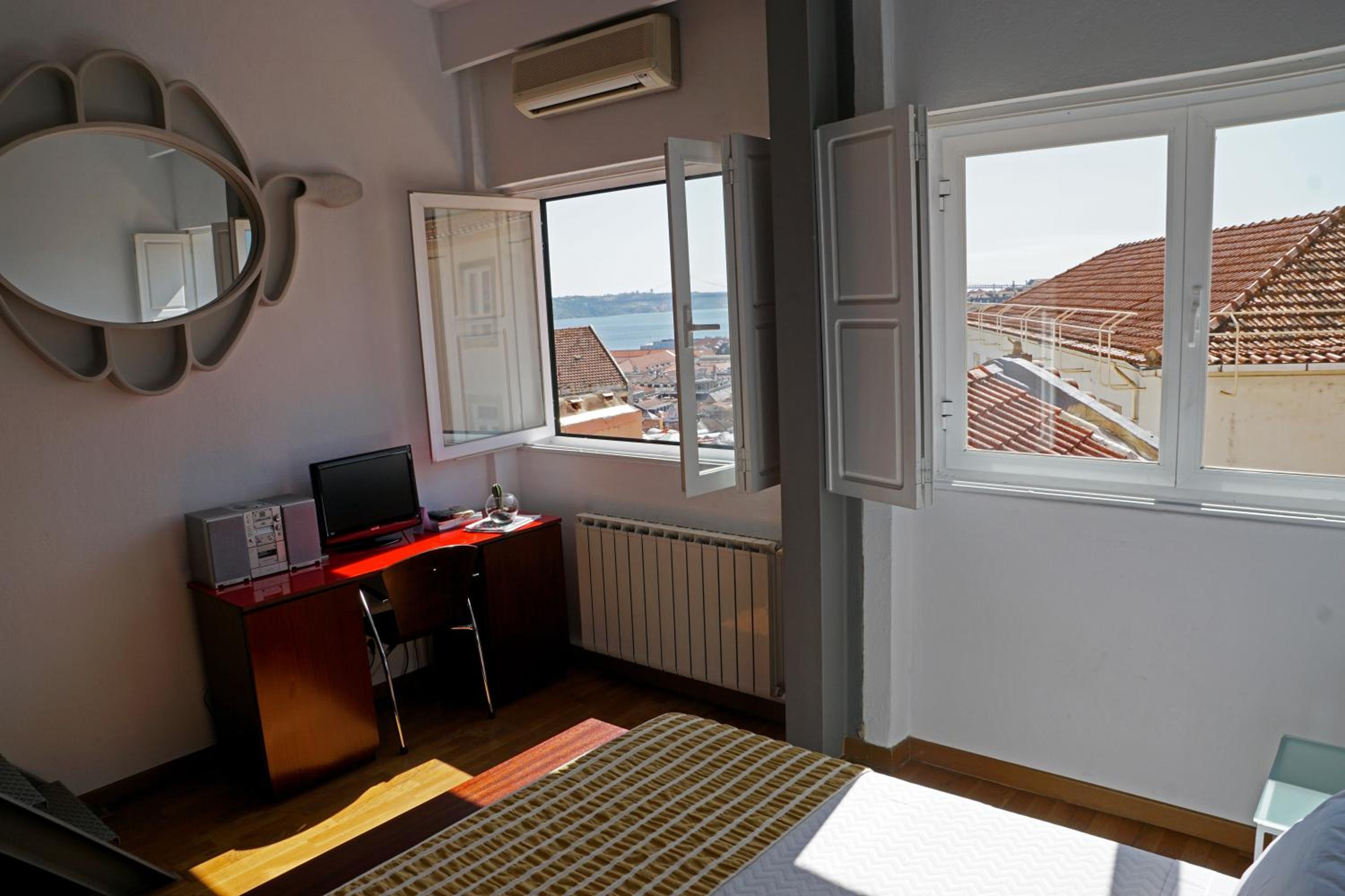 Double Room with River View - Photo 1
