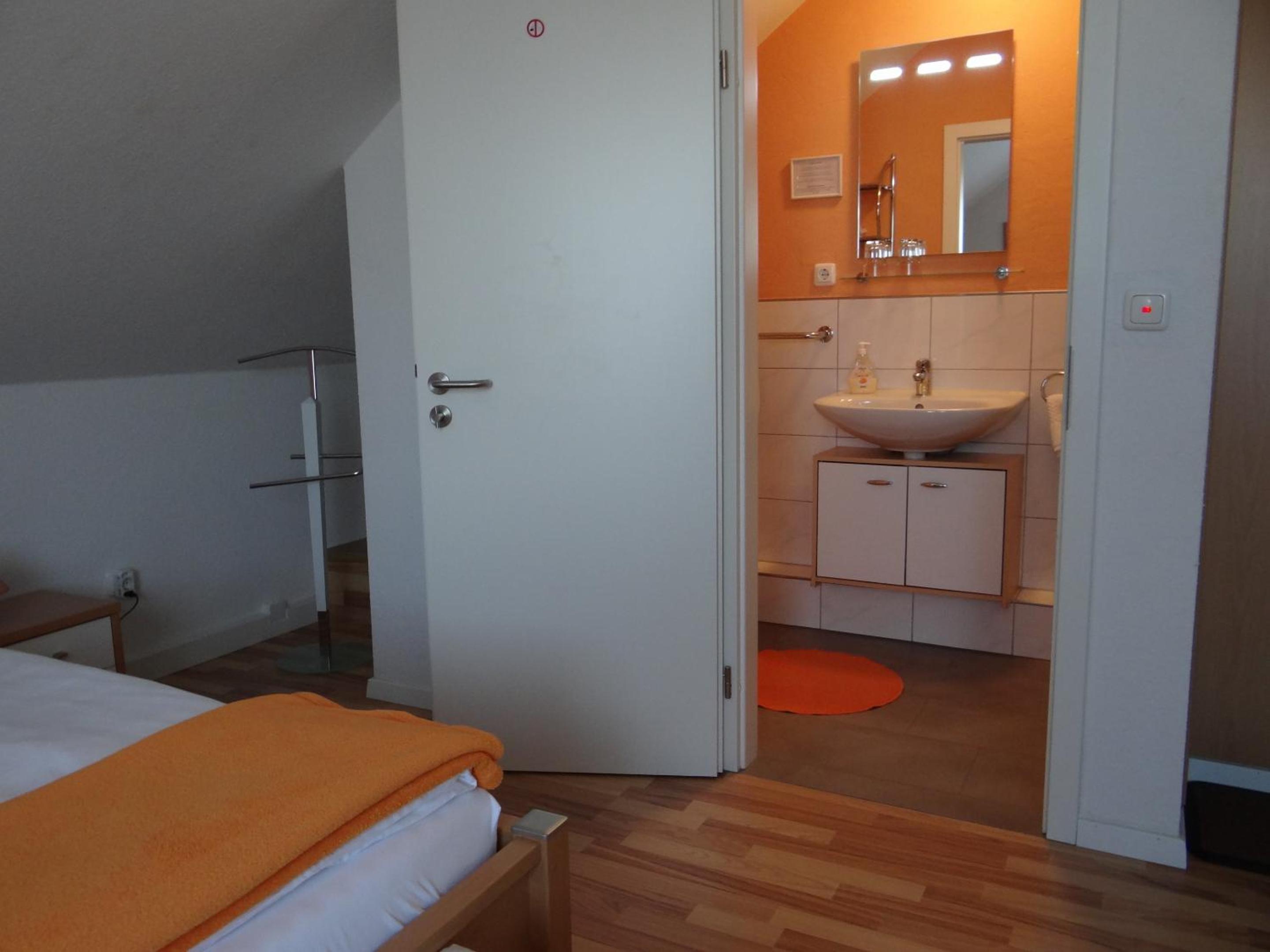 Double Room with Private Bathroom - Photo 3