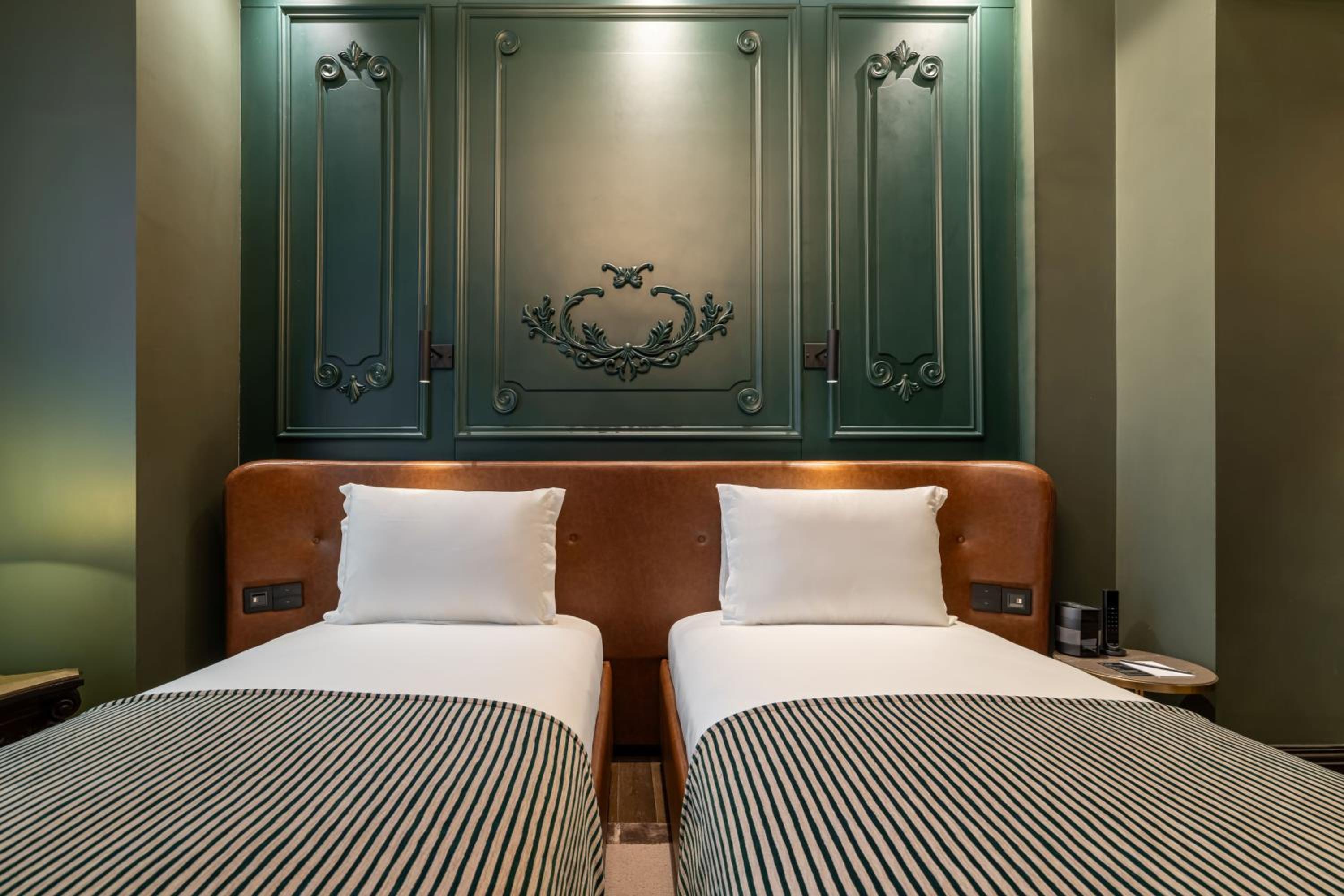 Deluxe Twin Room with City View photo 3