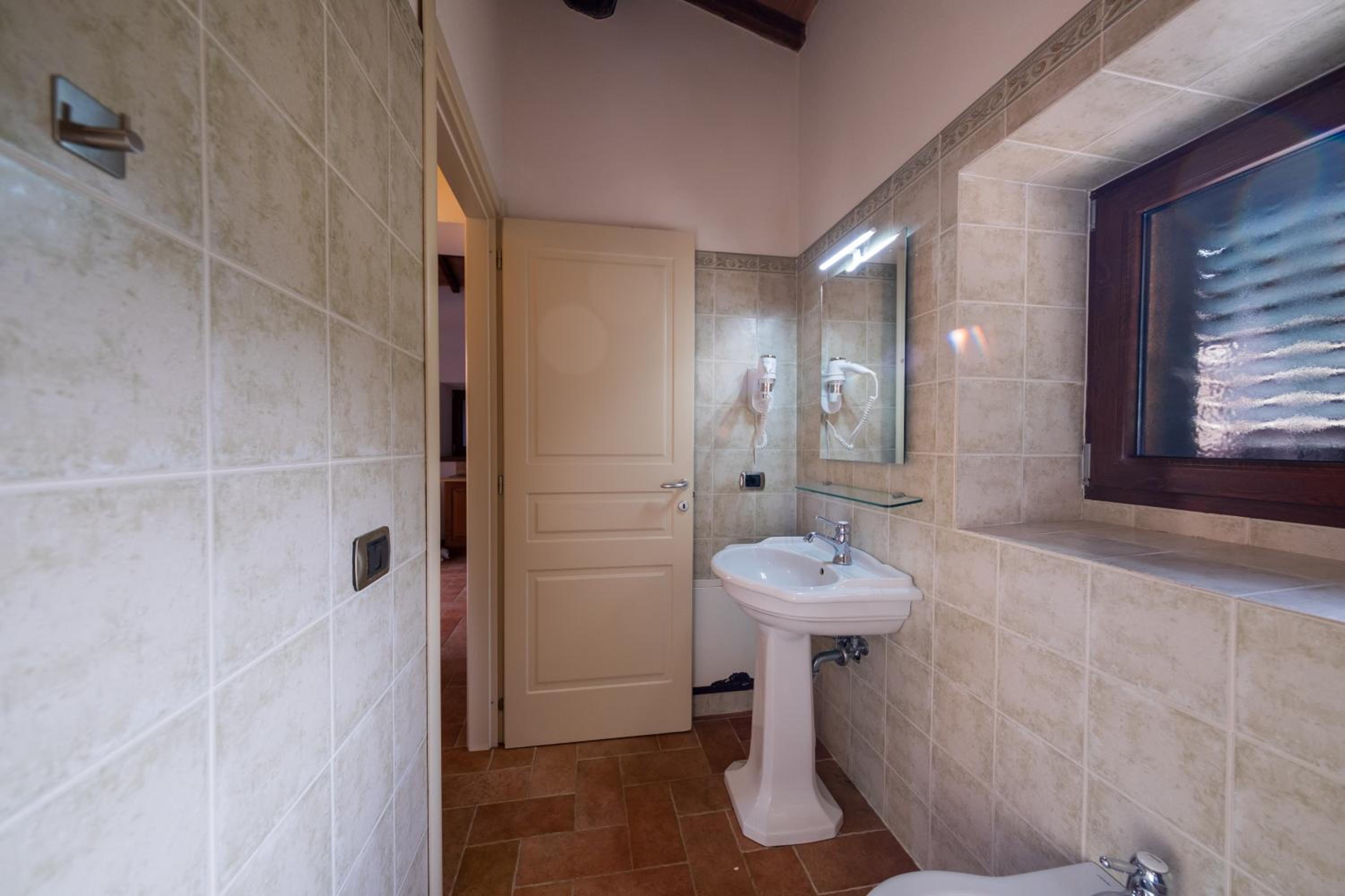 Standard One-Bedroom Apartment - Photo 4