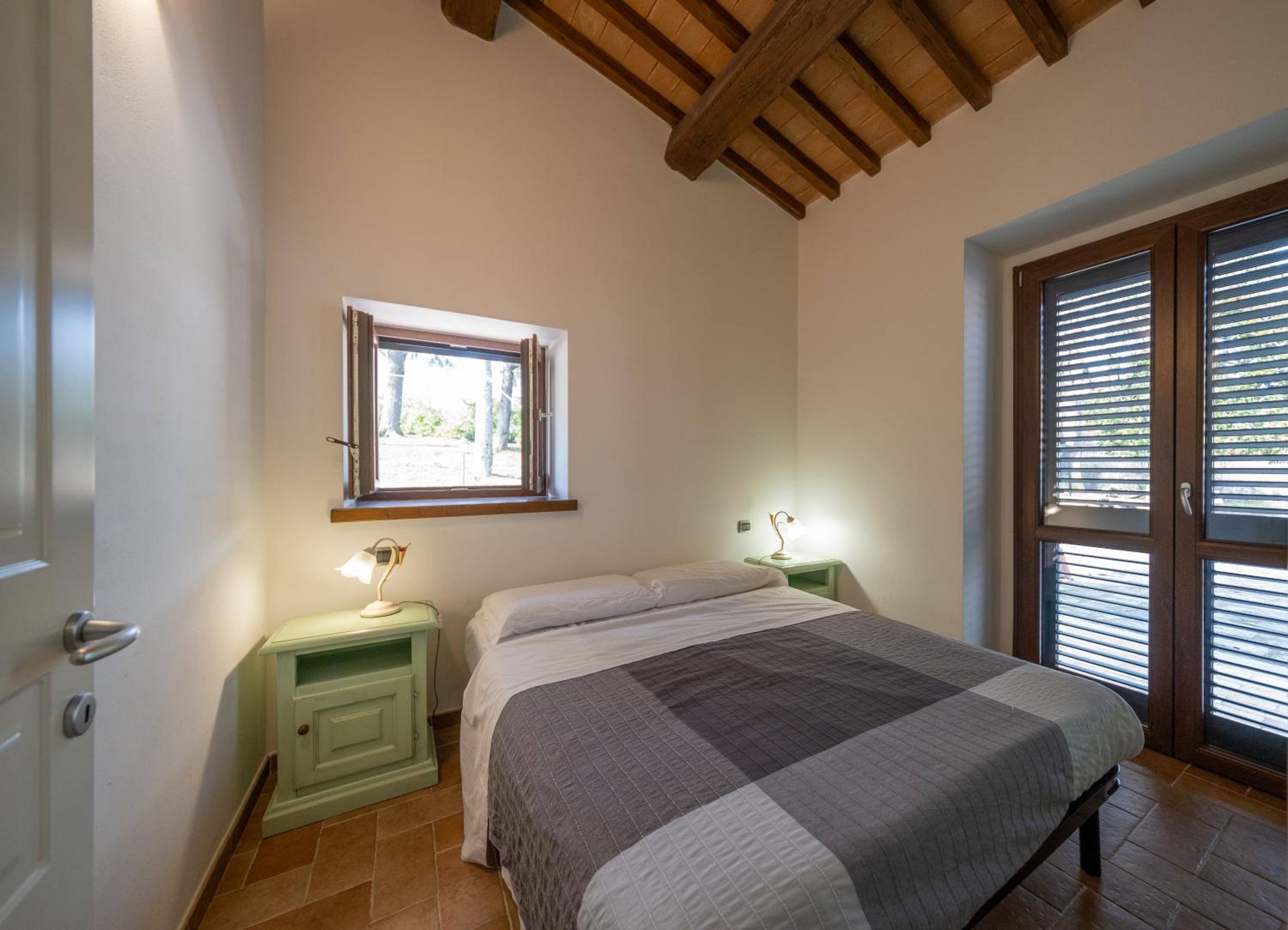 Standard One-Bedroom Apartment - Photo 2