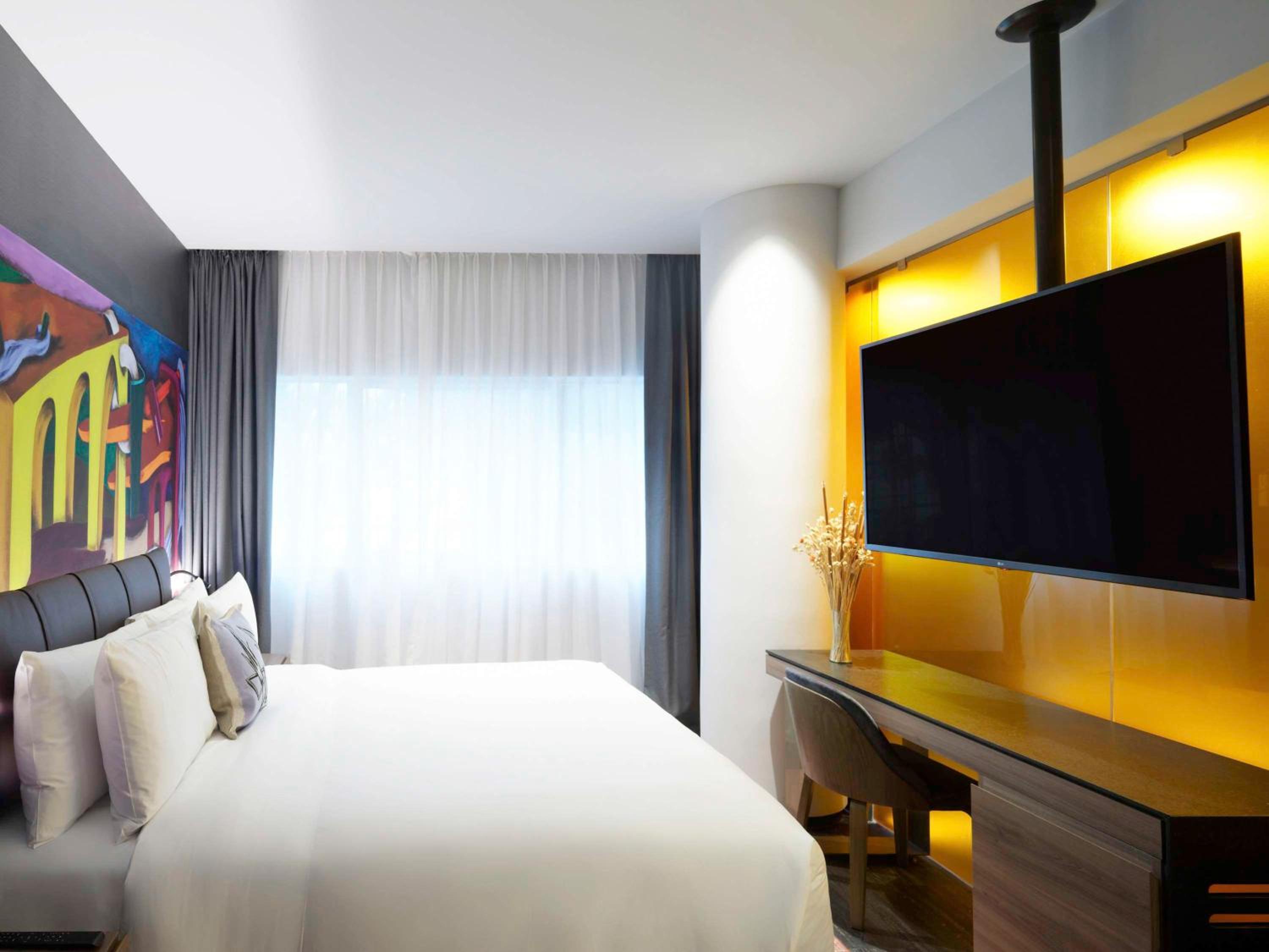 Corner King Suite - Photo 8