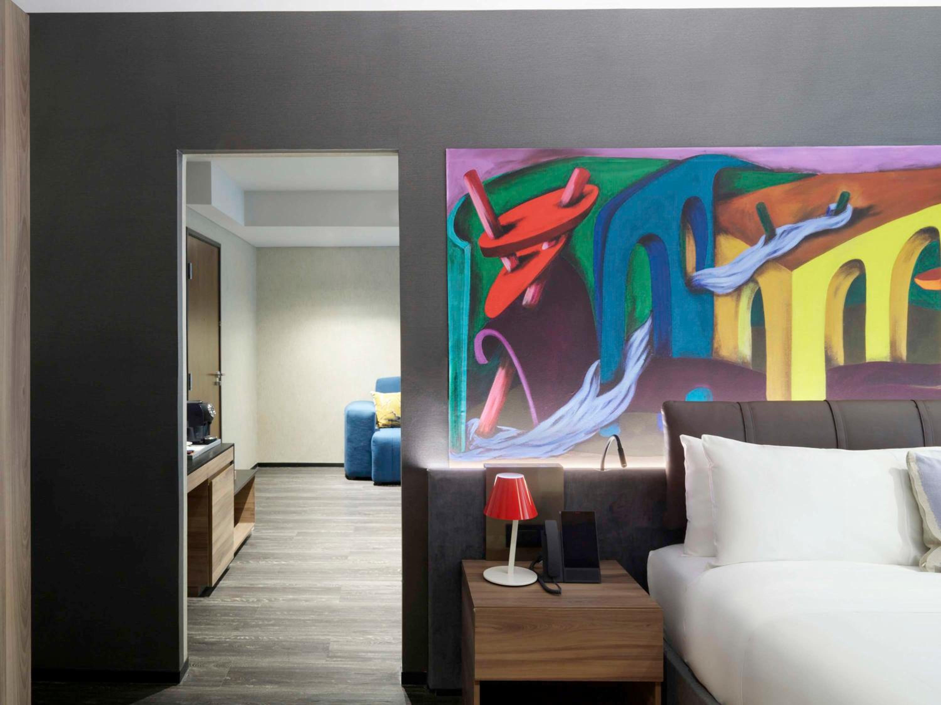 Corner King Suite - Photo 7