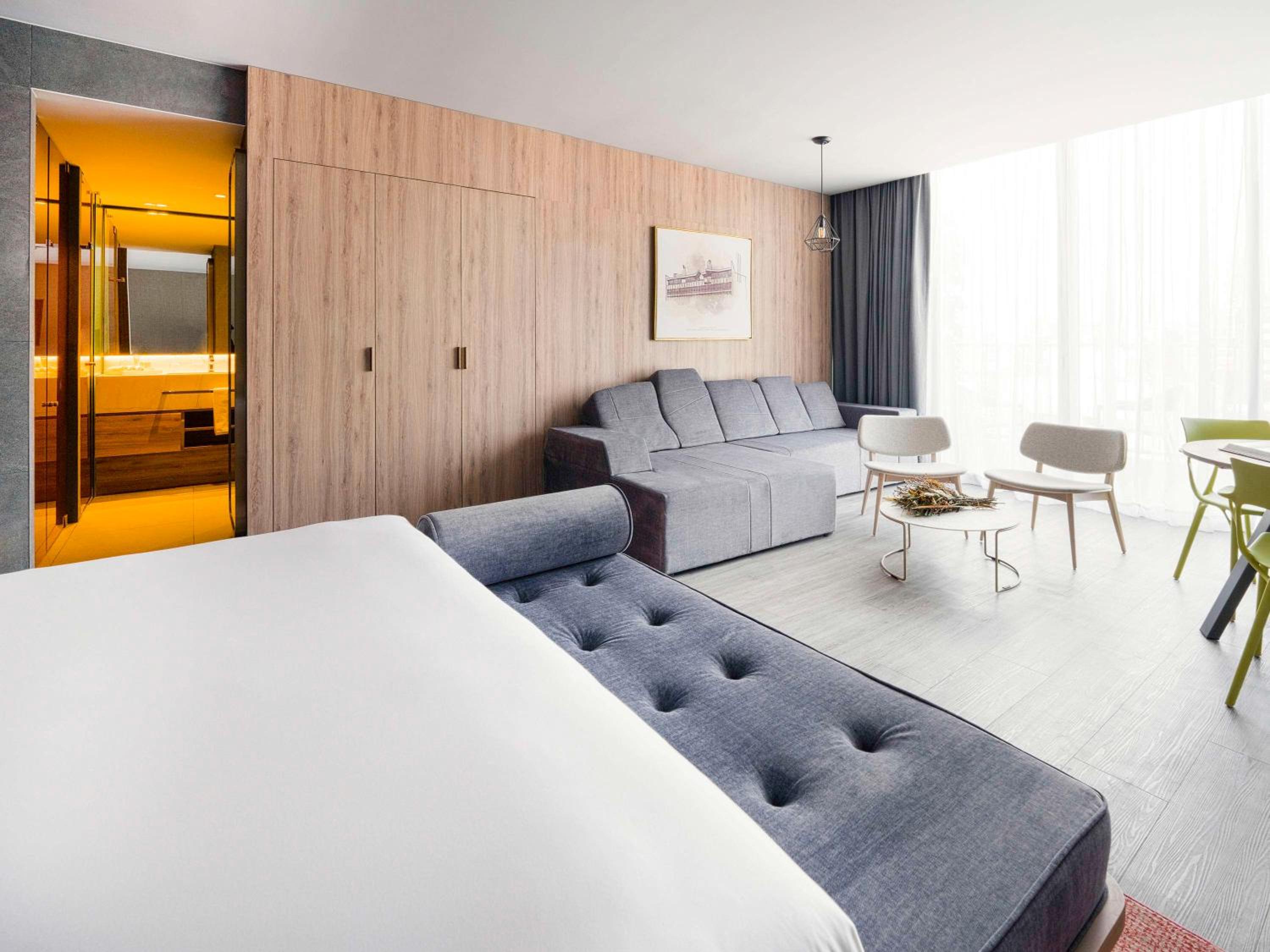 Skyline King Suite with Terrace - Photo 9