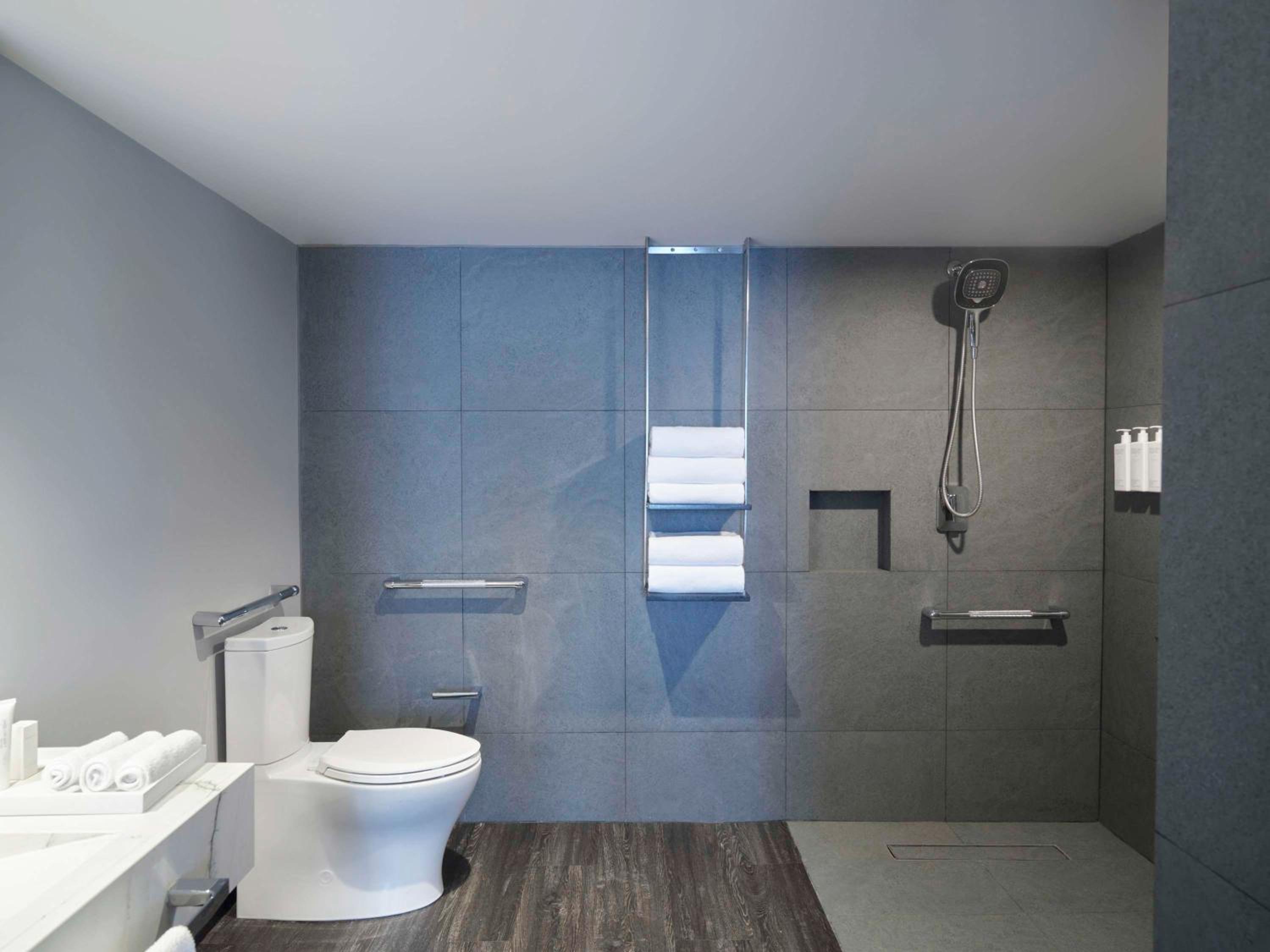 Superior King Room - Mobility Accessible - Photo 6