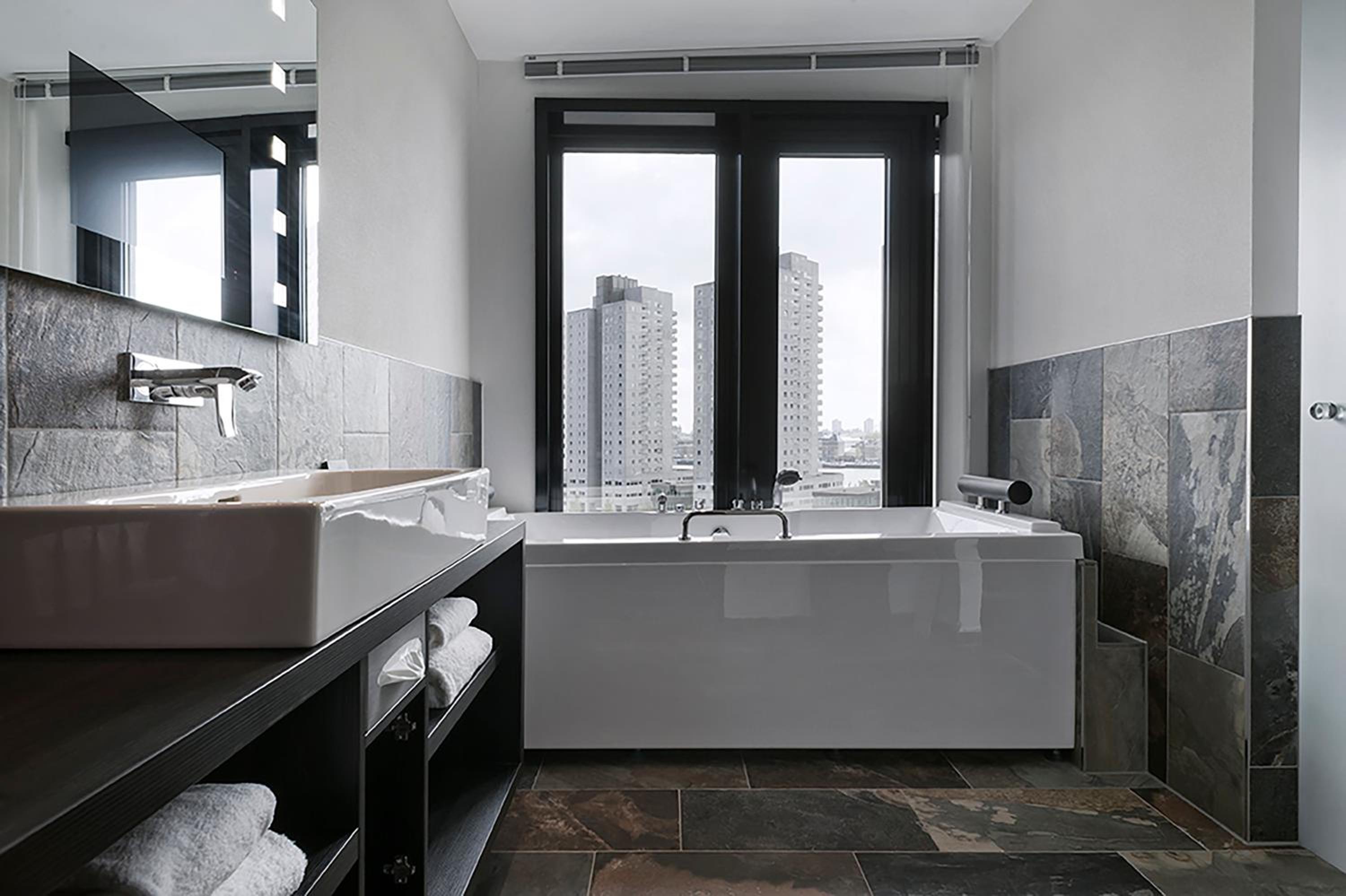 Superior King Room with Harbor View photo 3