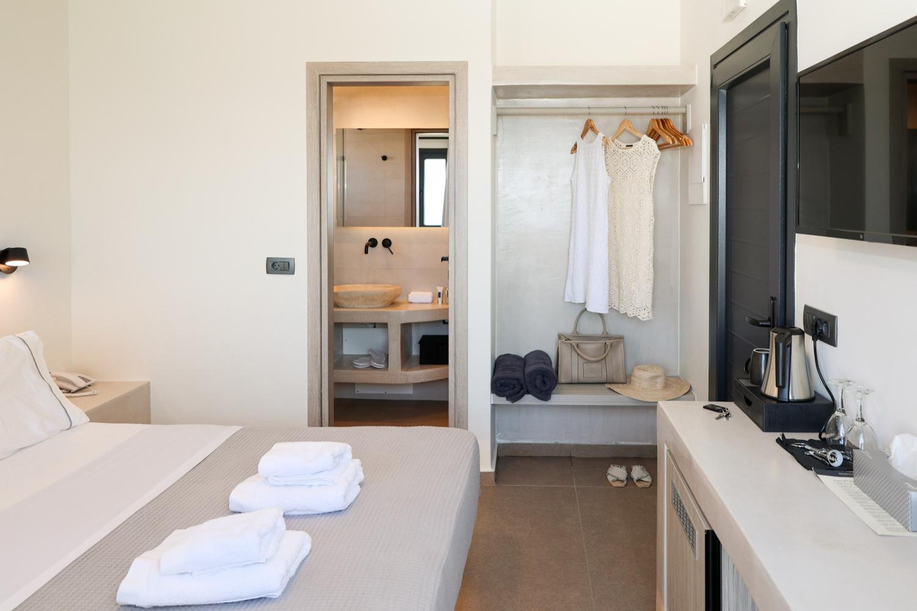 Deluxe Suite with Panoramic Sea View and Outdoor Hot Tub - Photo 12