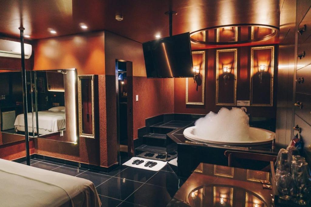 Suite with Hot Tub - Photo 5