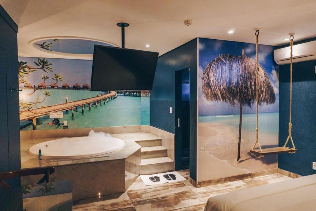 Suite with Hot Tub - Photo 2