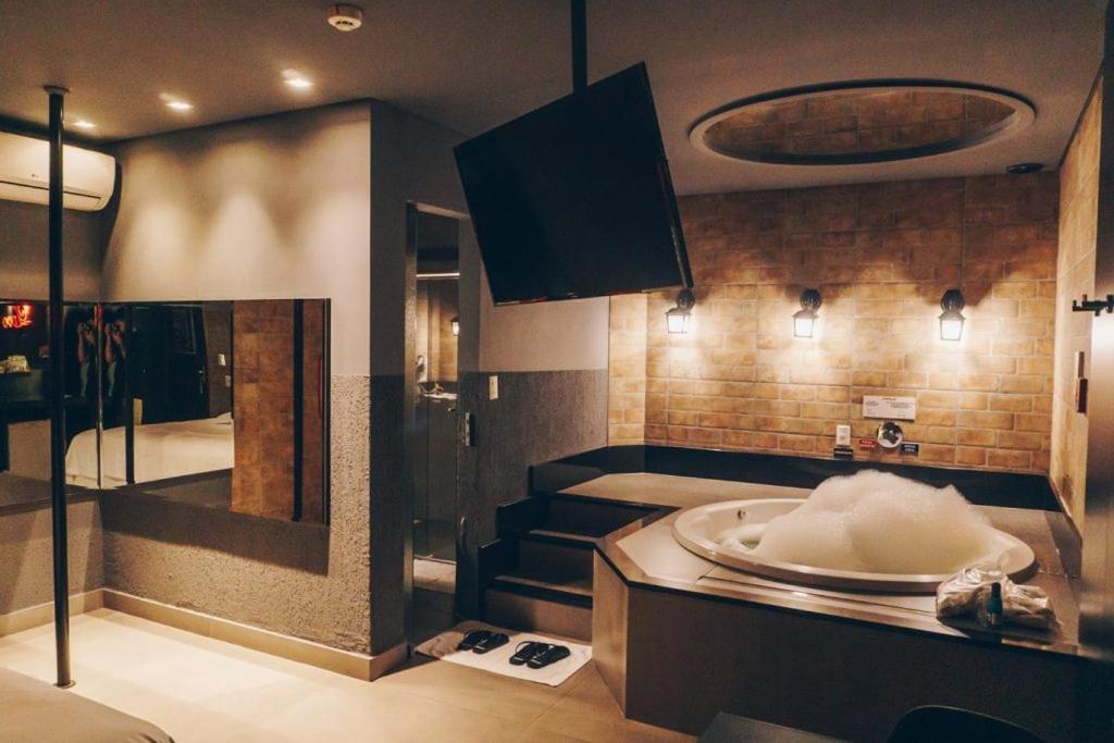 Suite with Hot Tub - Photo 4