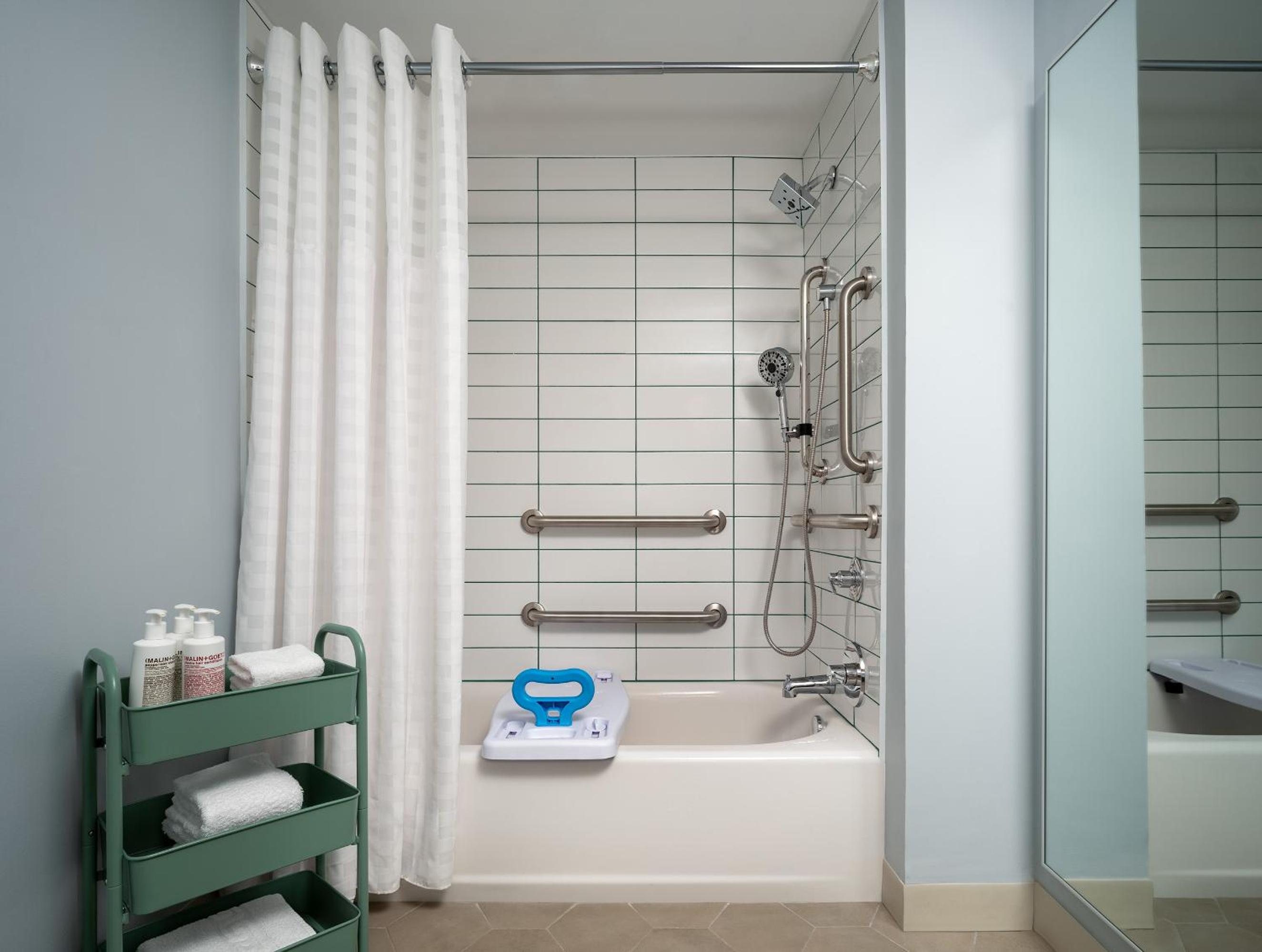 Standard King Room with Adapted Tub - Mobility and Hearing Accessible - Photo 1