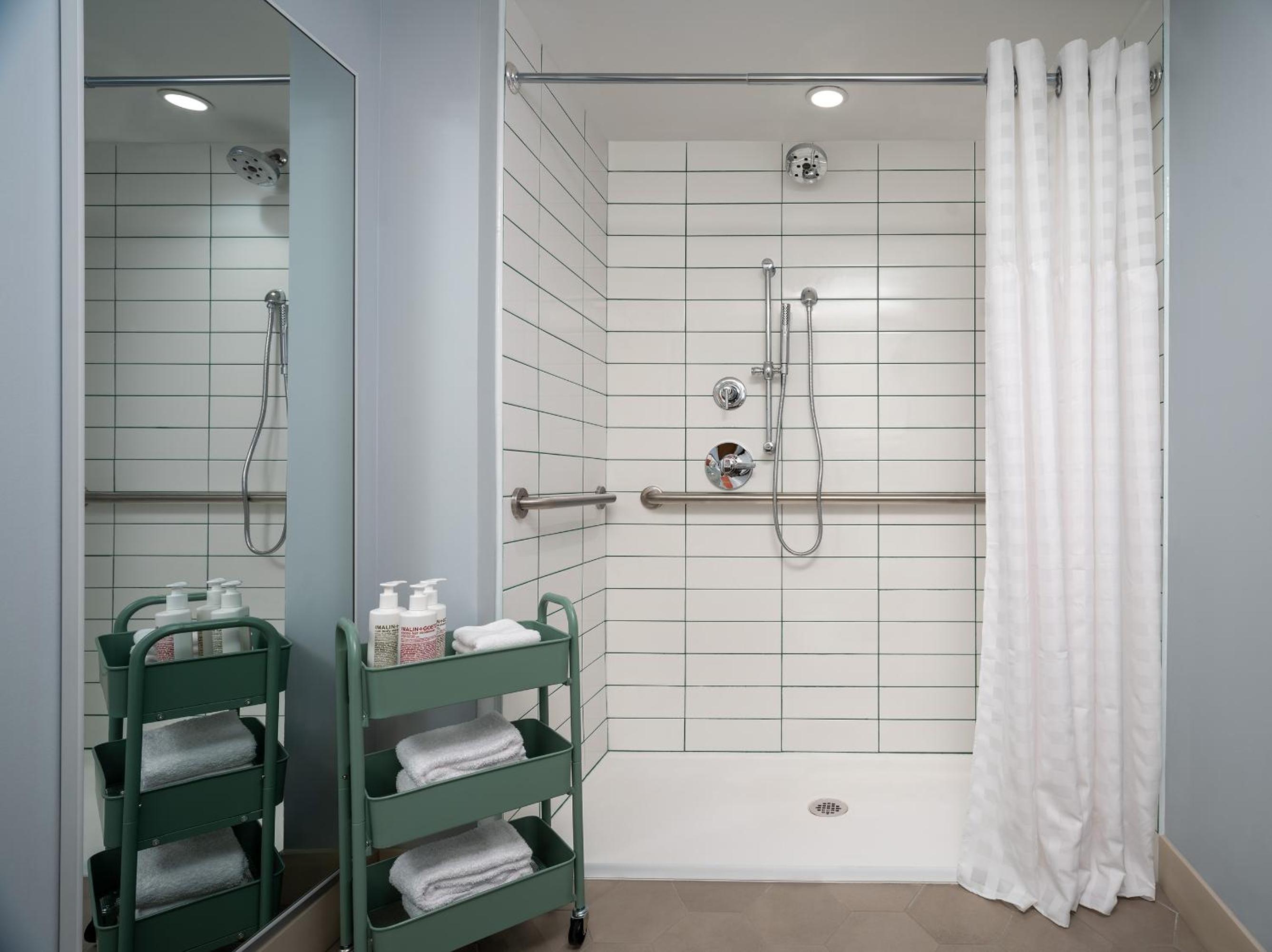 Deluxe Guest Room with Tub and Fireplace - Mobility Accessible
