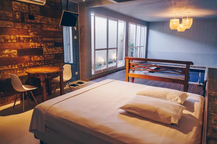 Junior Suite with Private Pool - Photo 8