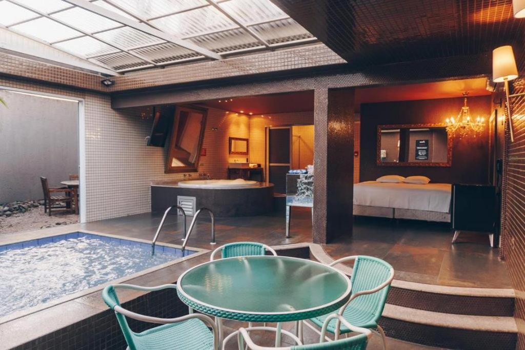 Suite with Private Pool - Photo 7
