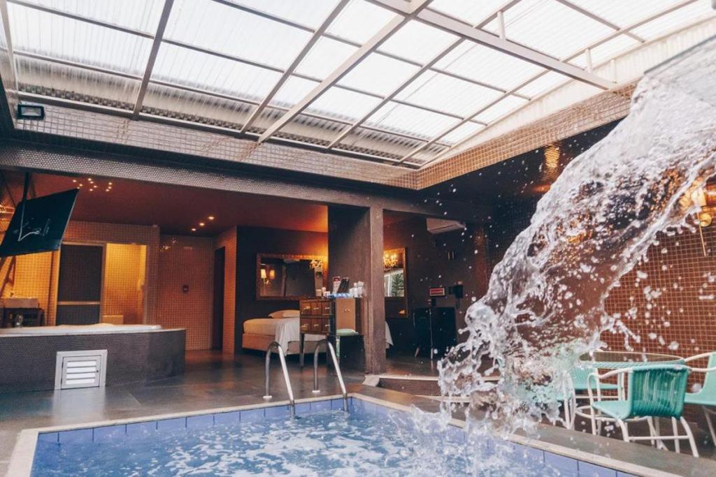 Suite with Private Pool - Photo 8