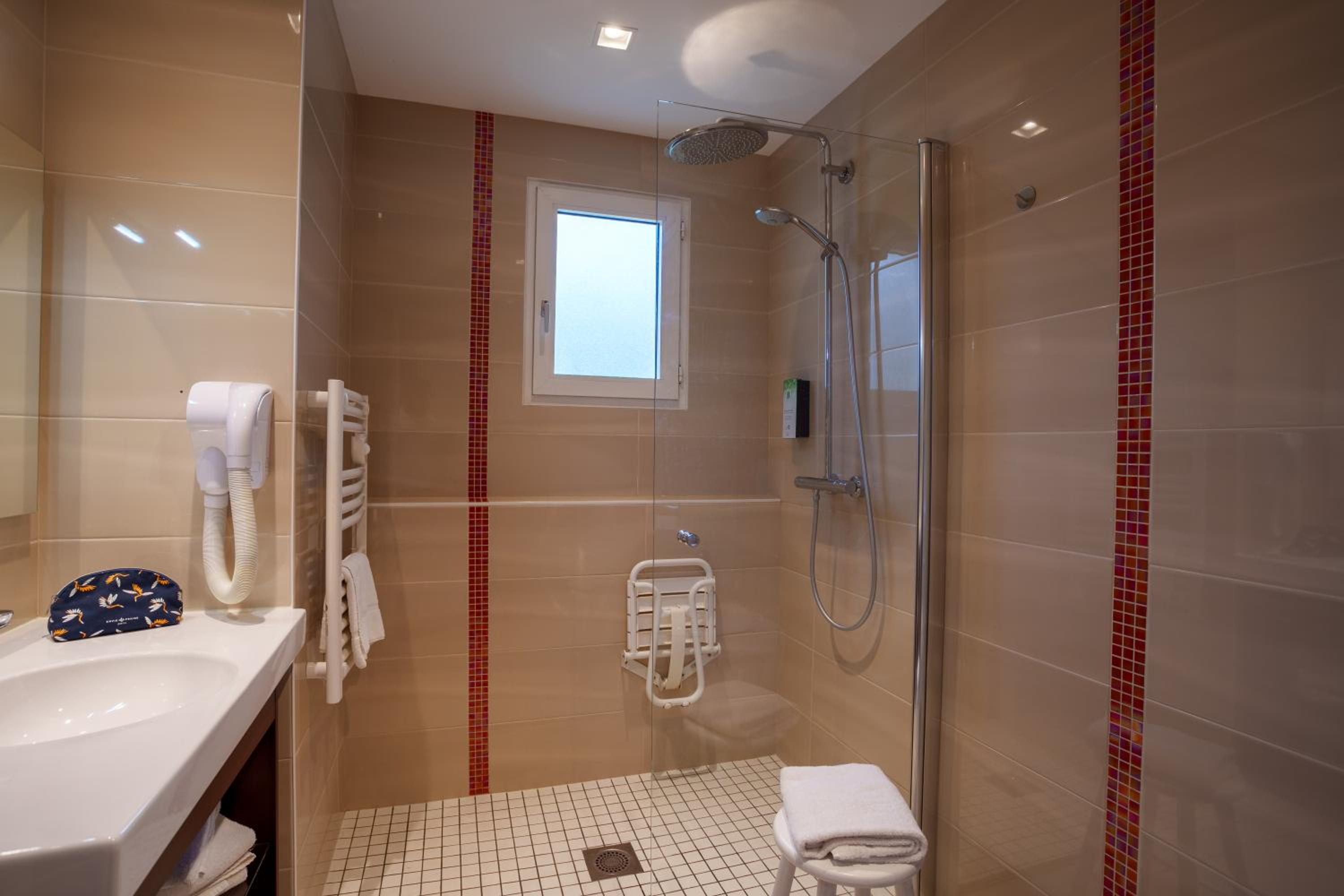 Triple Room with One Double Bed and One Single Bed photo 2