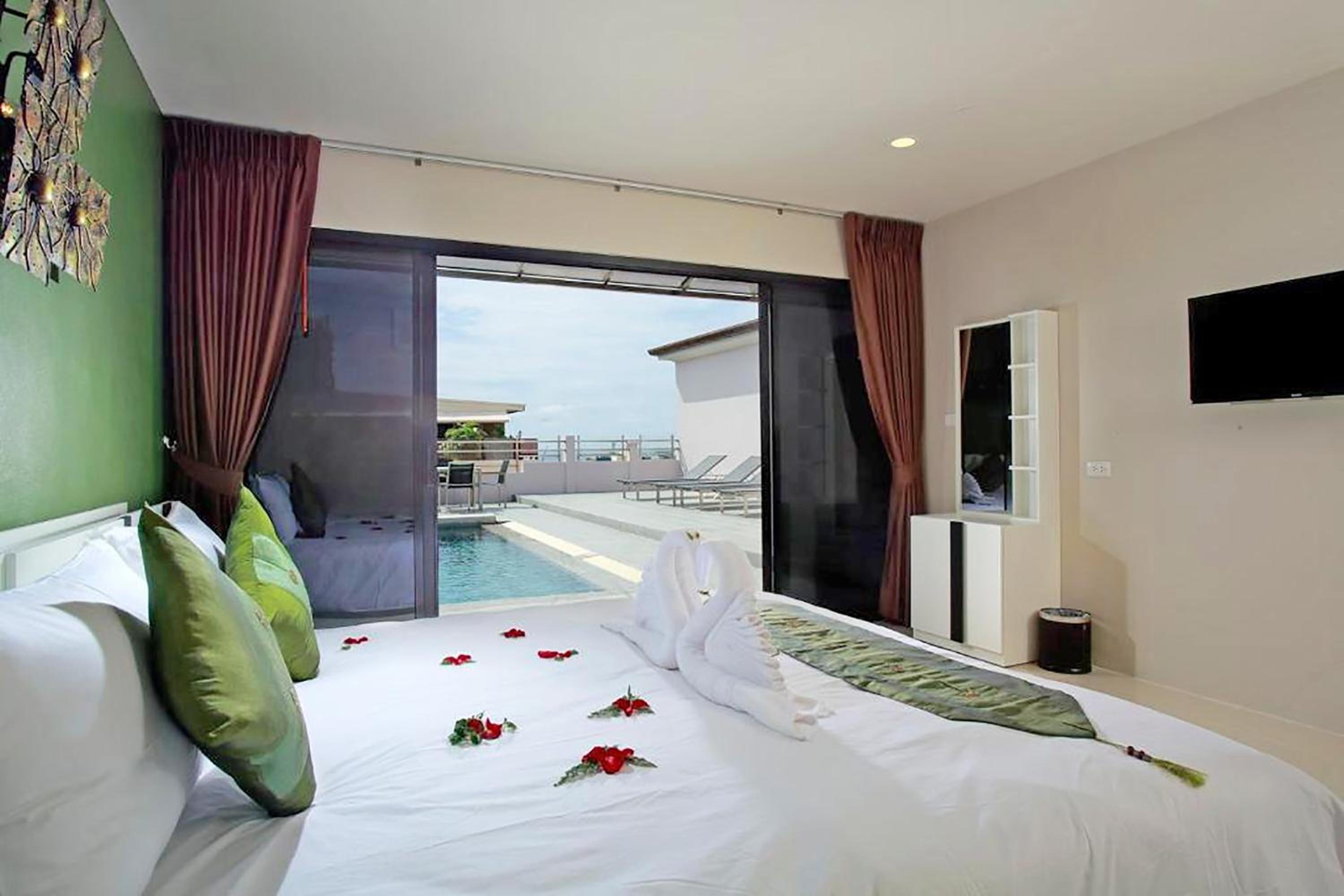Three-Bedroom Penthouse with Pool - Photo 2