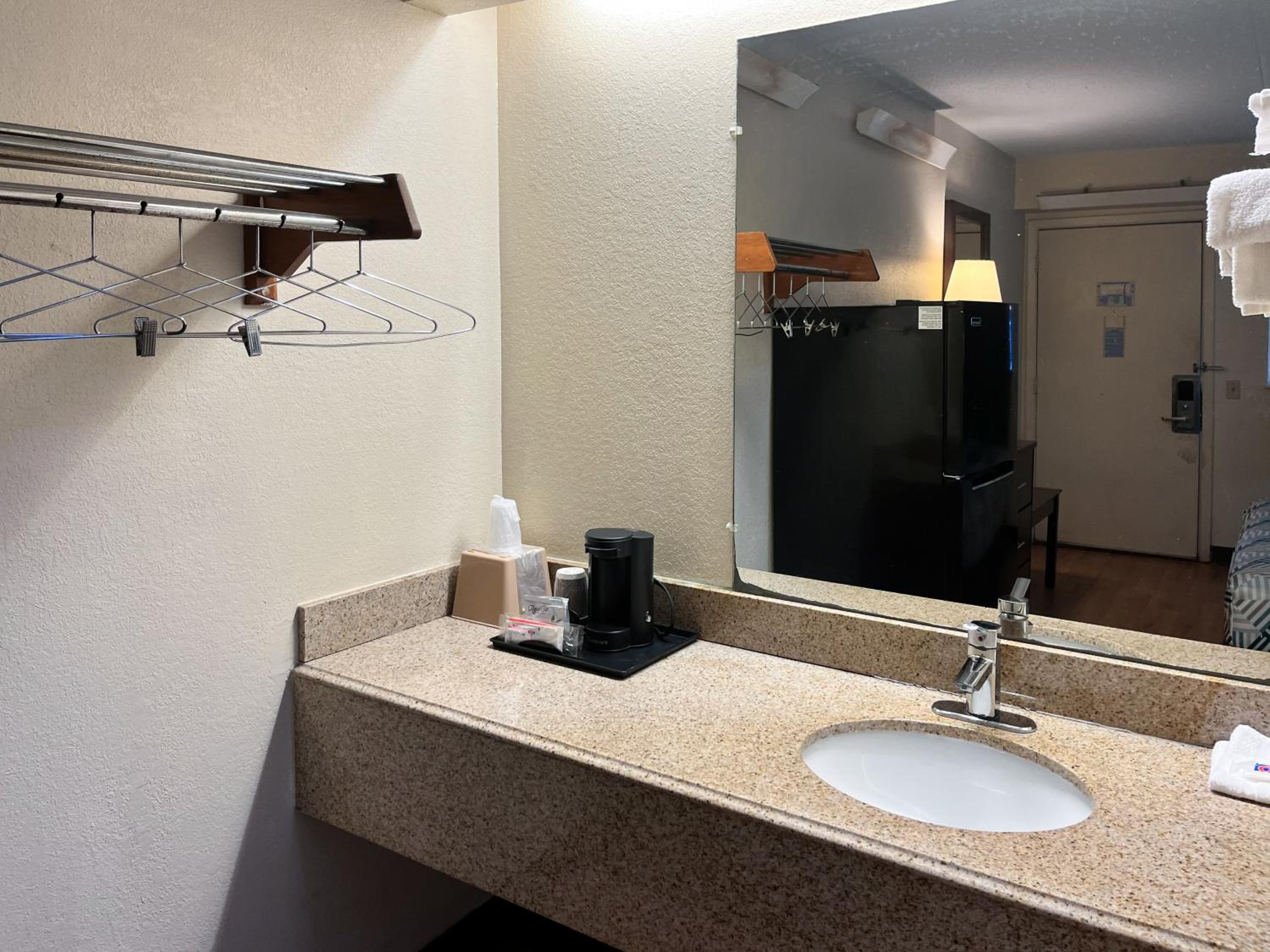 King Room - Non-Smoking - Photo 2