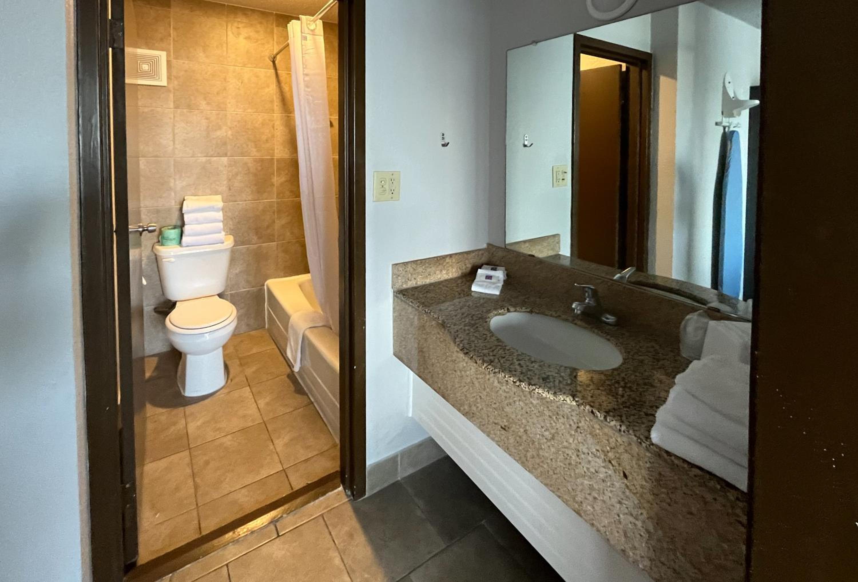King Room - Non-Smoking photo 3