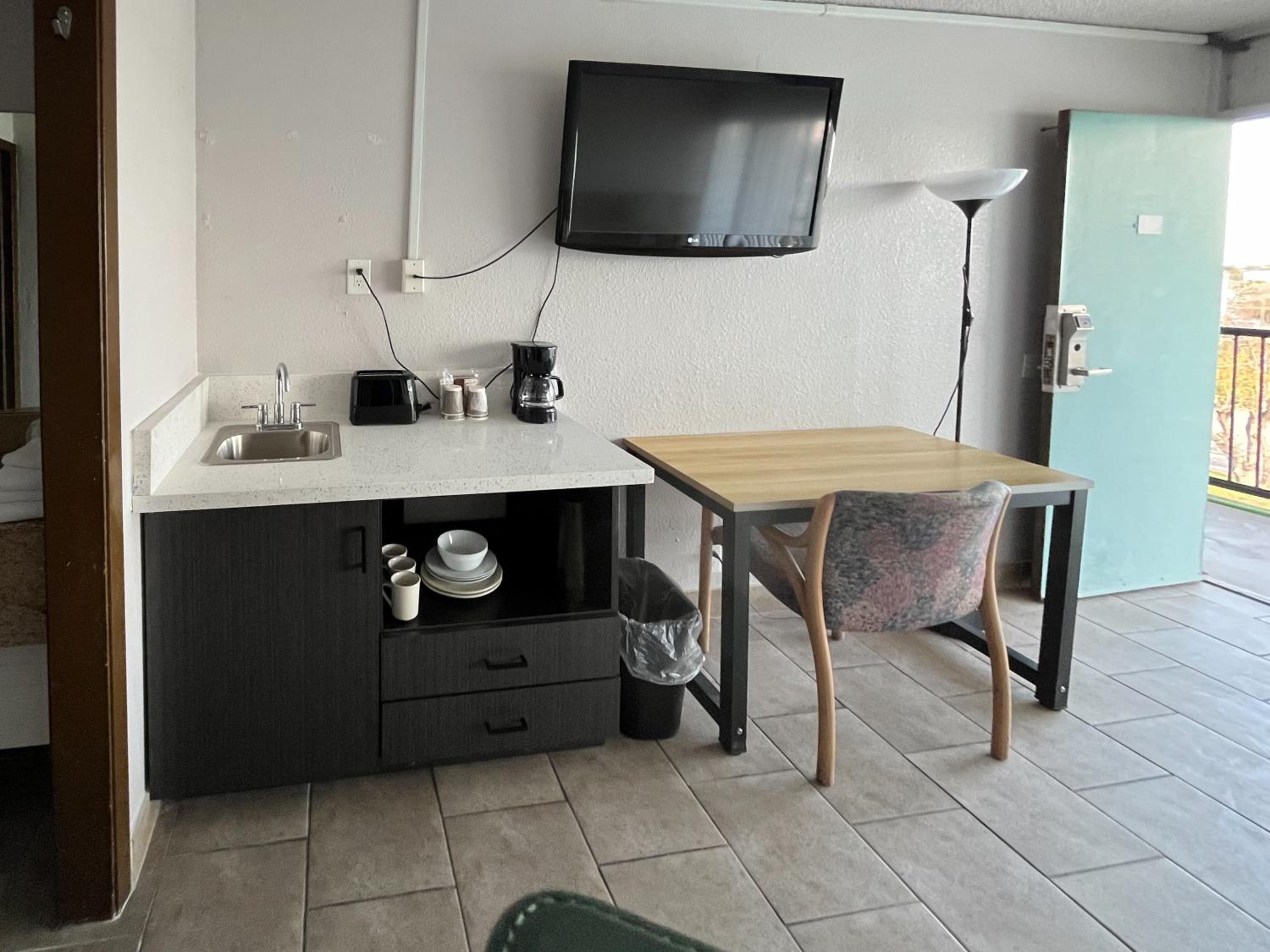 King Room with Roll-in Shower - Disability Access - Non-Smoking photo 2