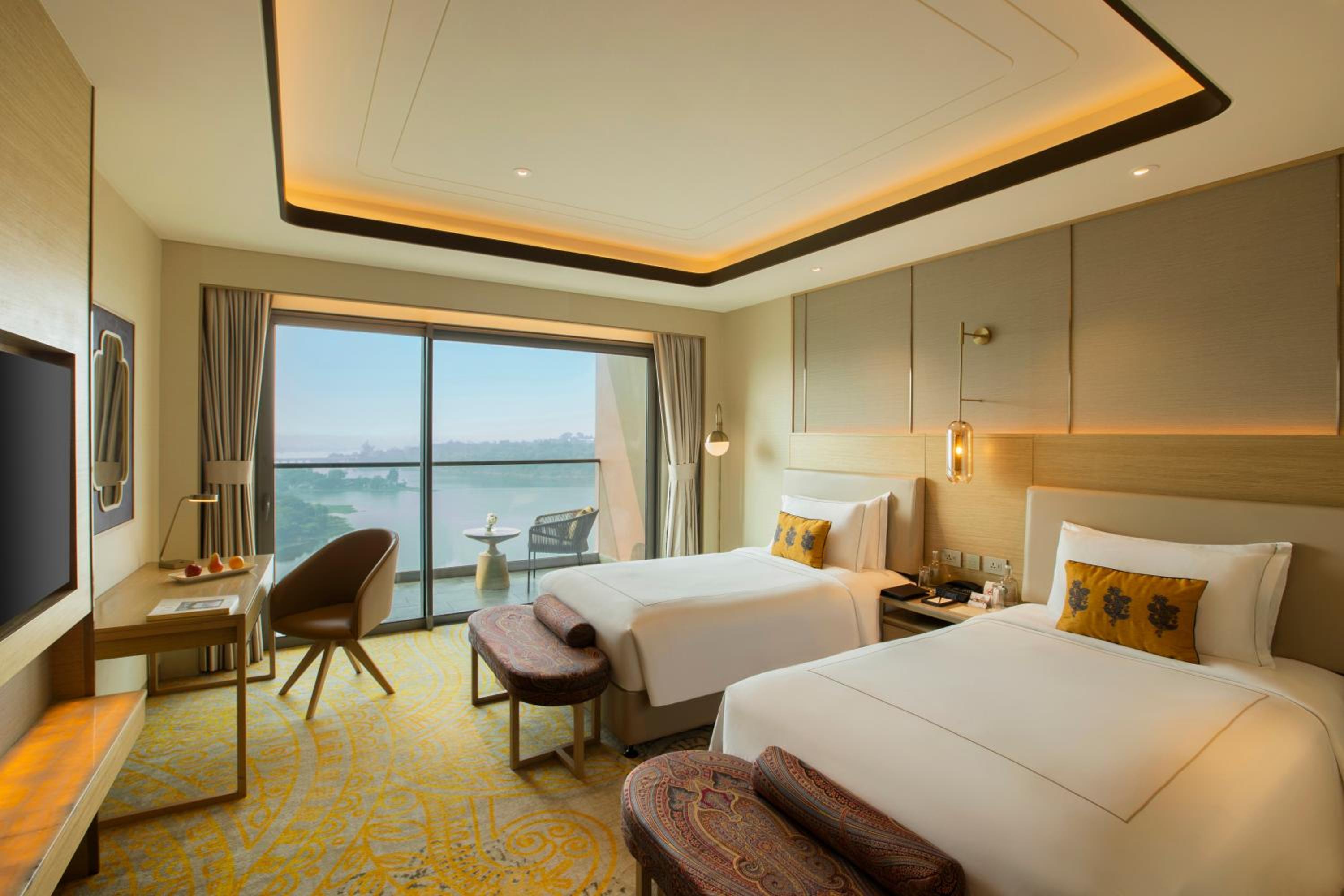 Luxury Grande Lake View Twin Bed photo 1