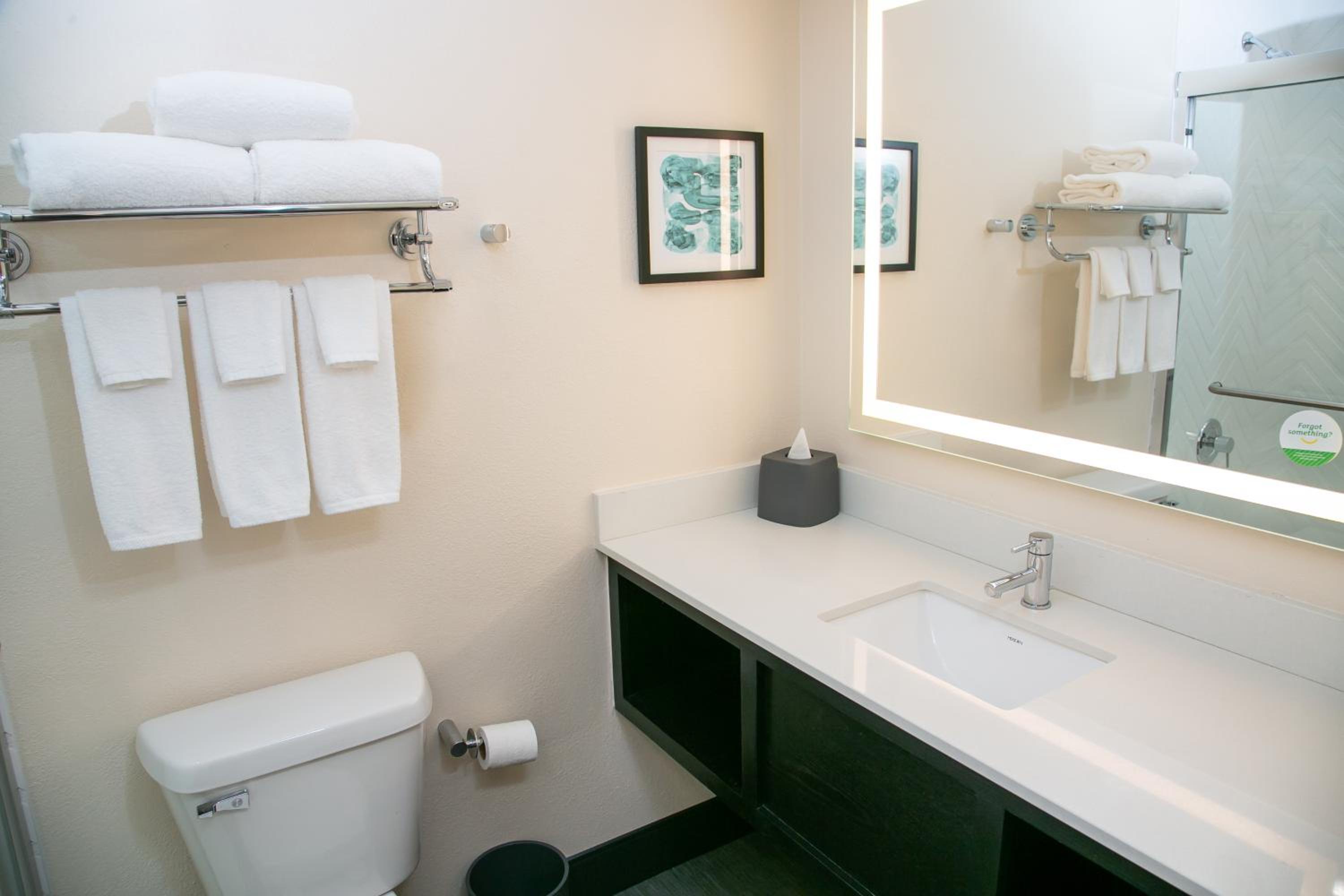 Standard King Room - Photo 5