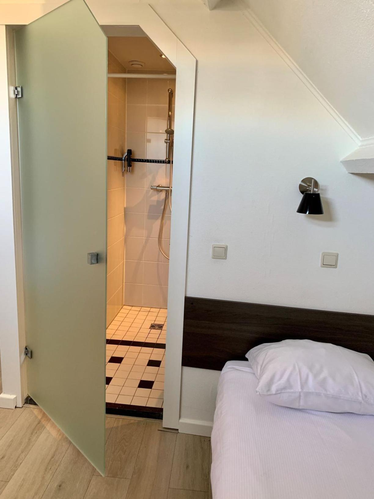 Budget Twin Room - Photo 6