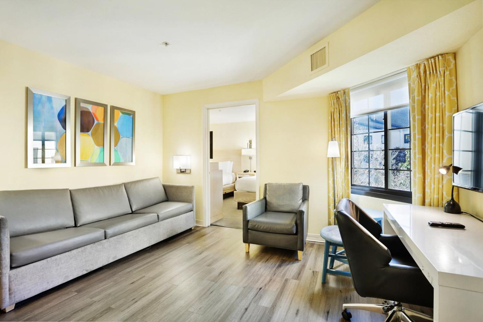 Two-Bedroom Suite with One King Bed and Two Queen Beds - Photo 13