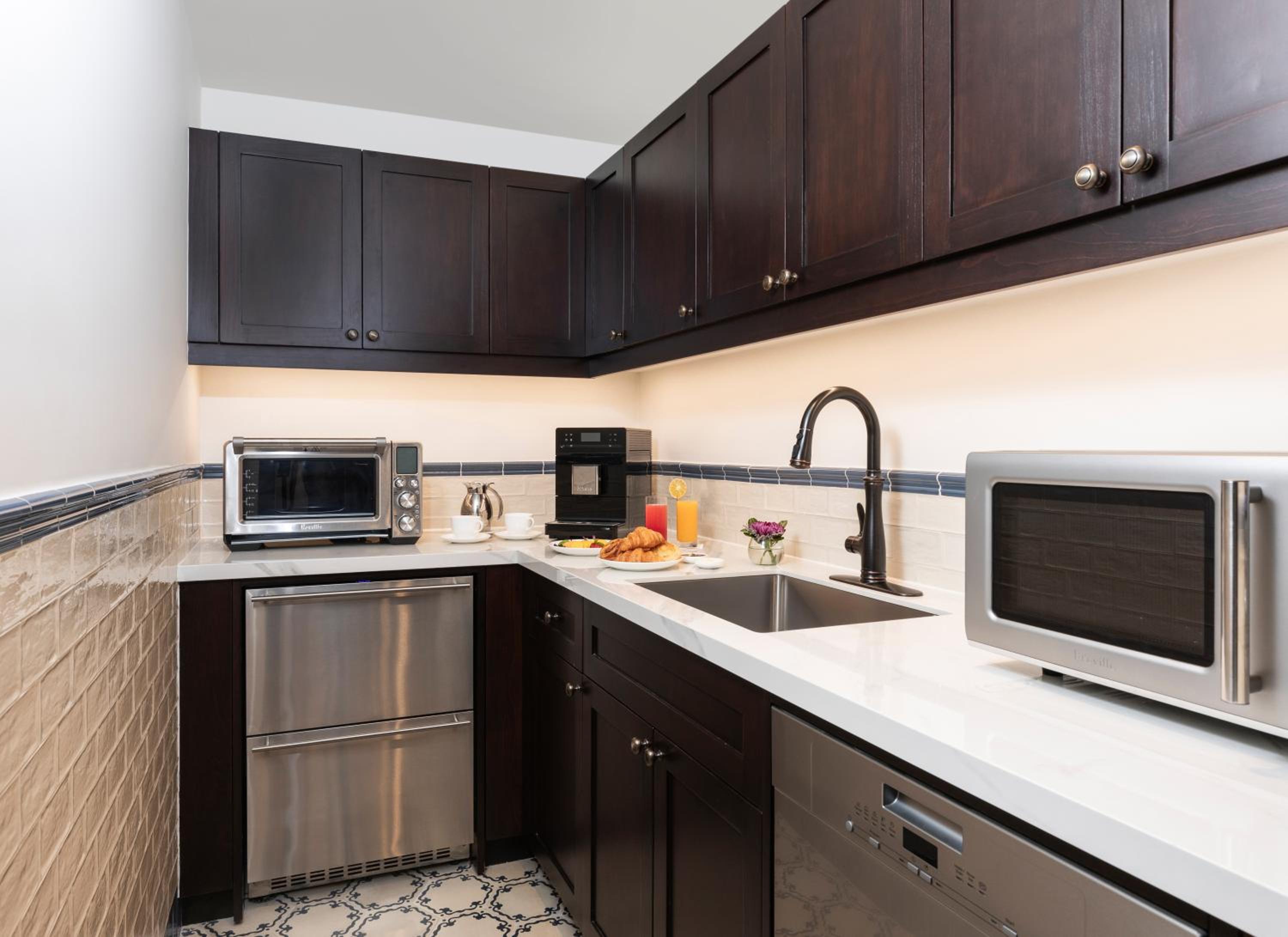 Prestige Duplex Suite with One King Bed and City View thumbnail 6