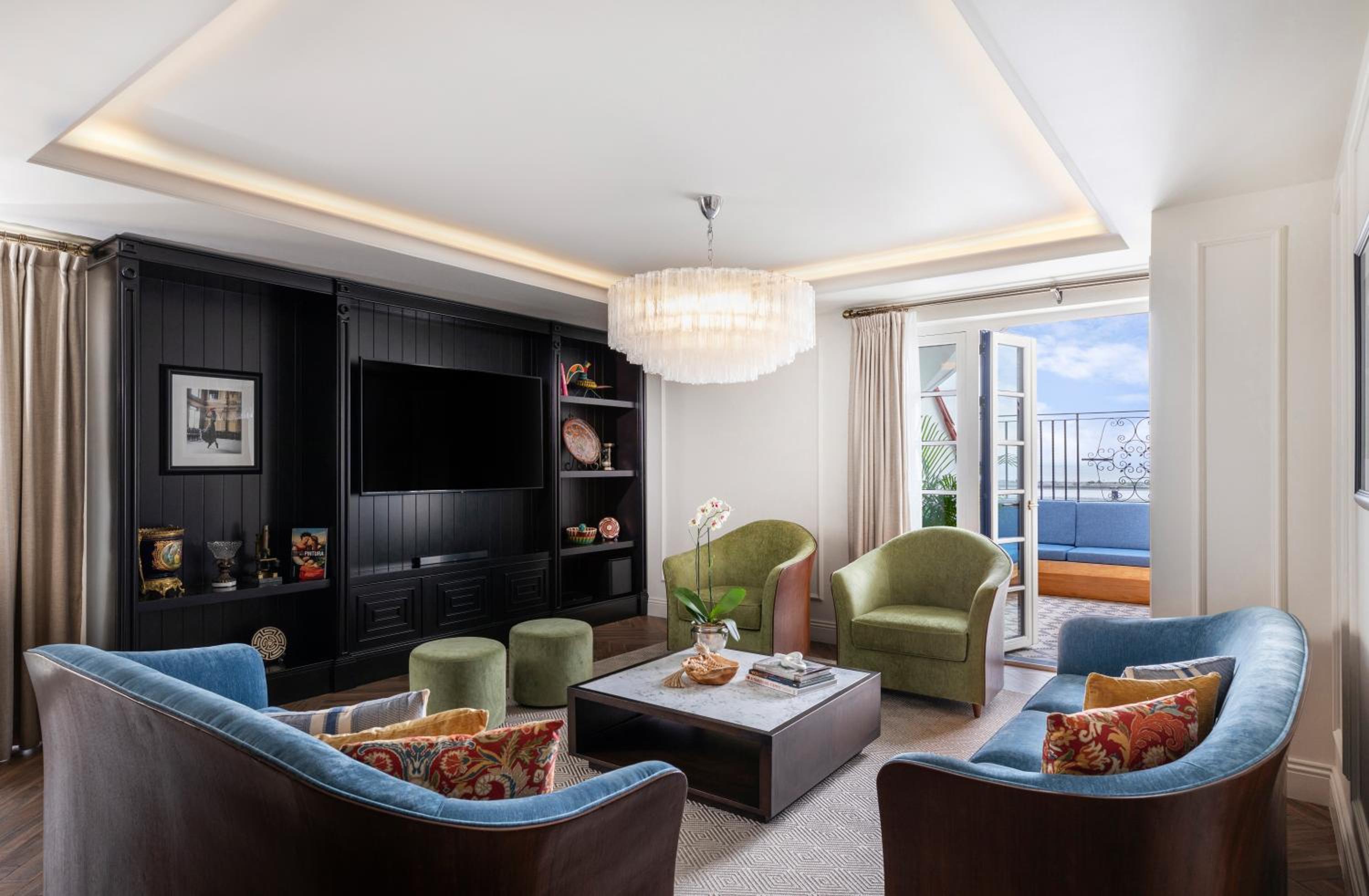 JUNIOR SUITE 1 KING OCEAN FRONT, WITH BALCONY