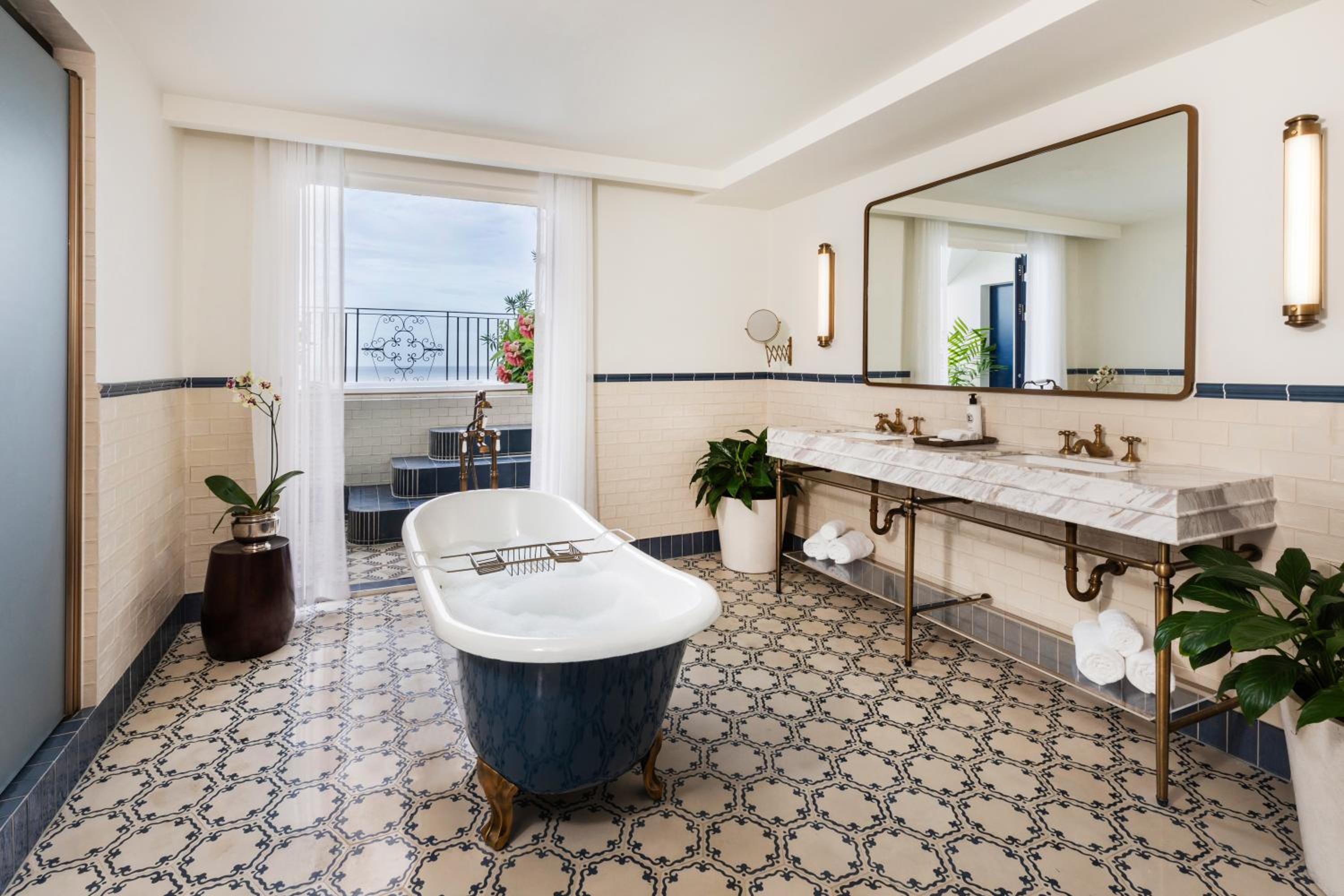 Luxury Queen Room with View