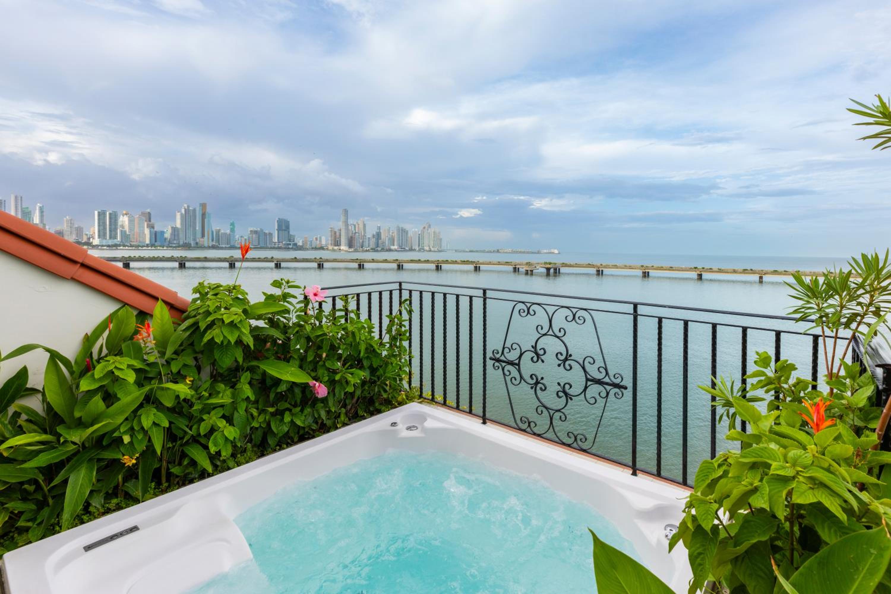 Luxury Queen Room with View thumbnail 6