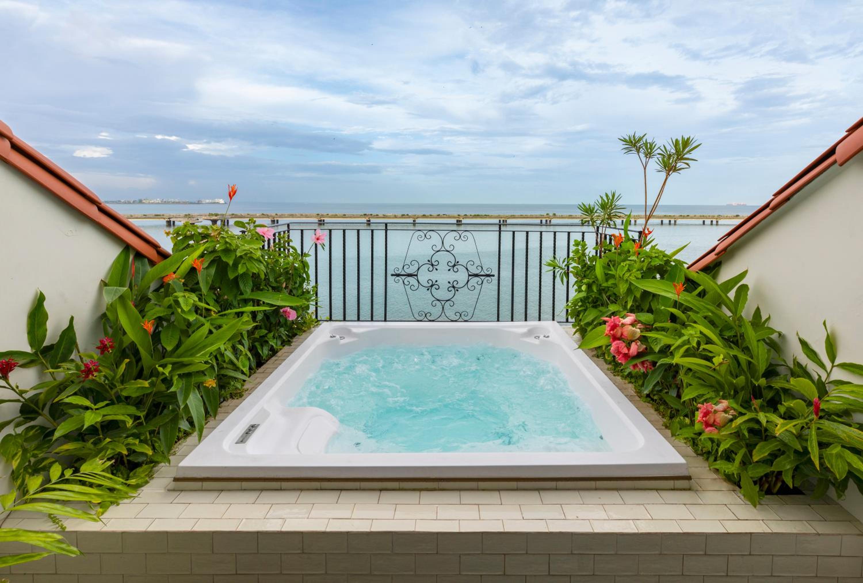 Luxury Queen Room with View thumbnail 5