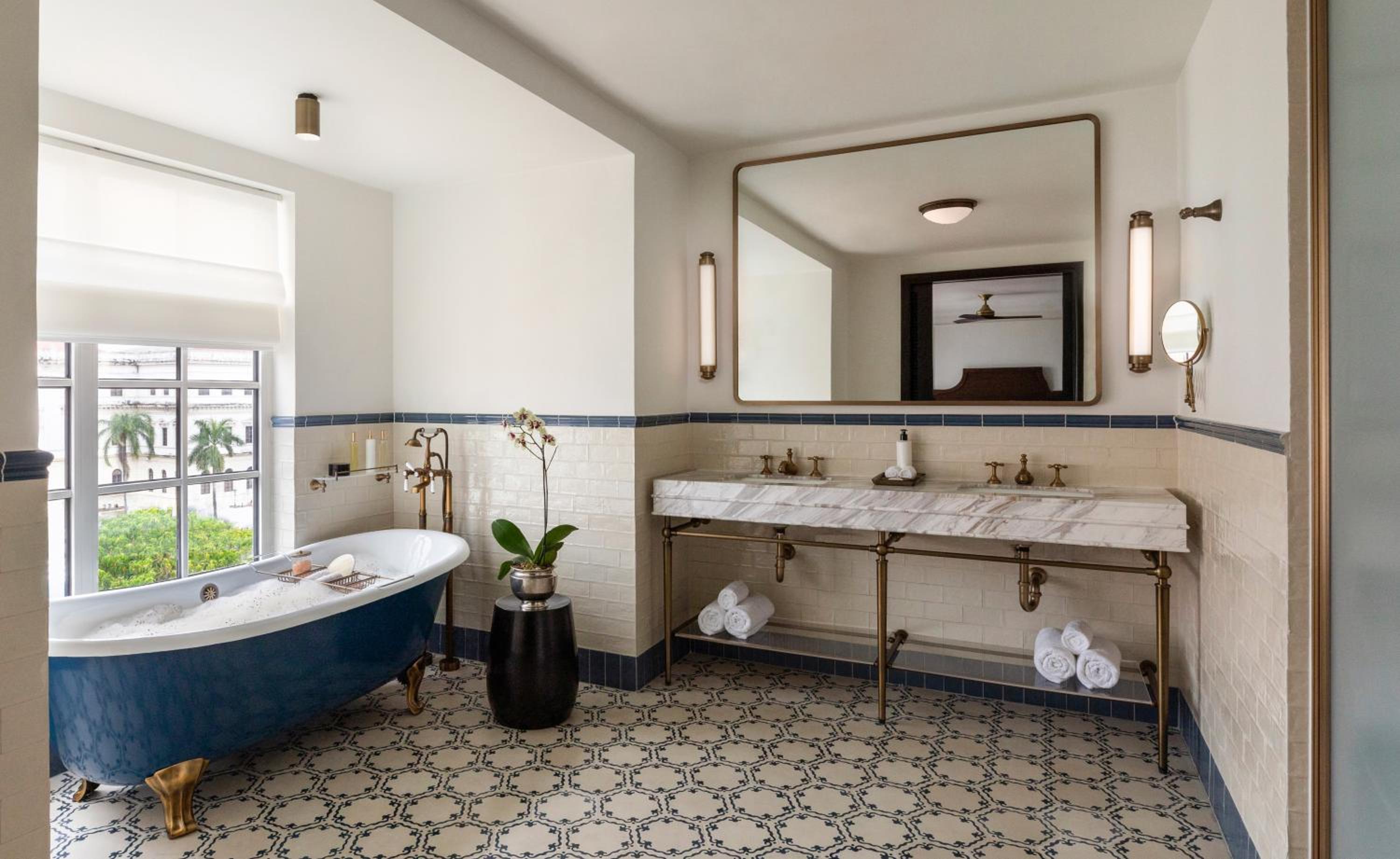 Prestige Duplex Suite with One King Bed and City View