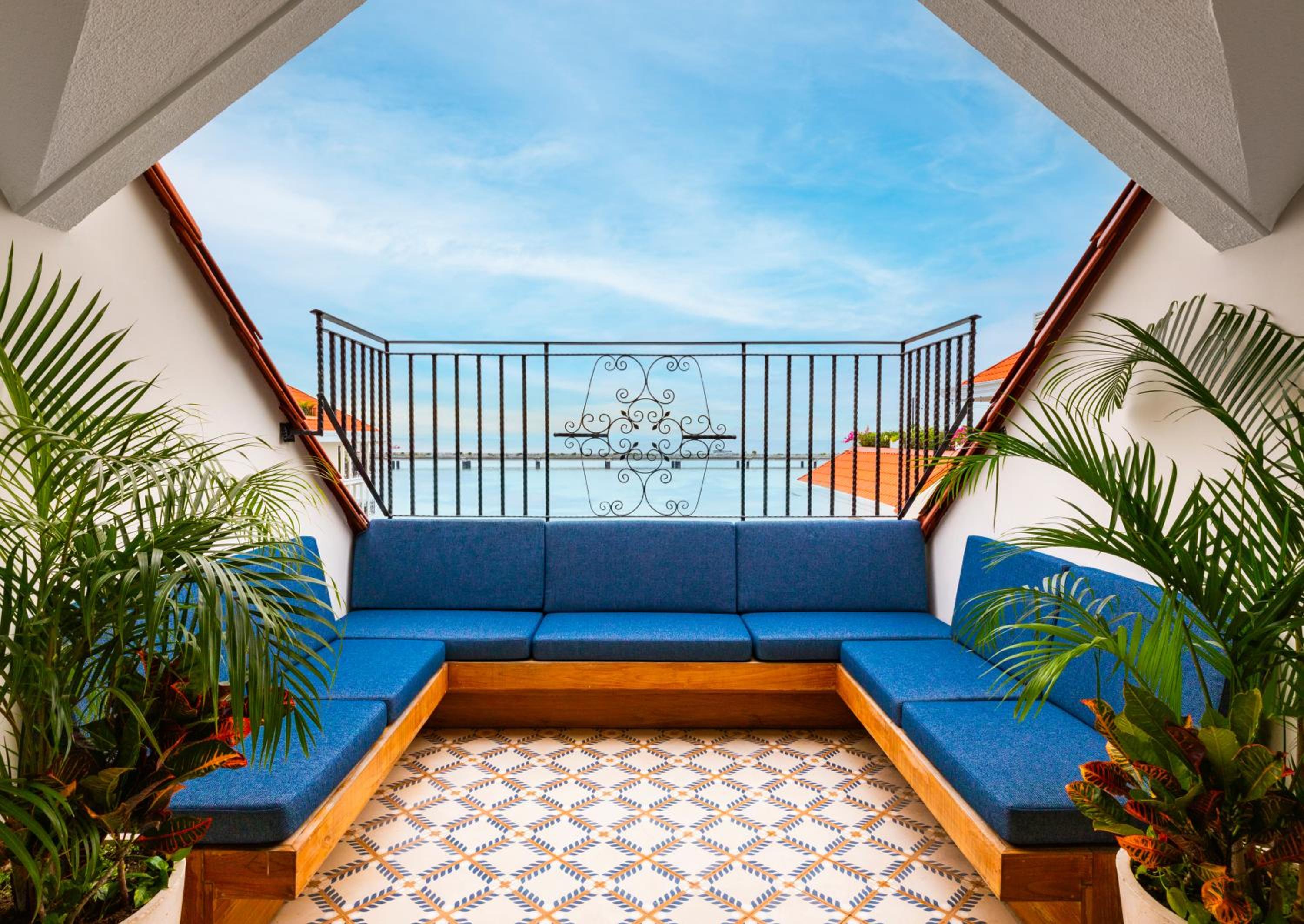 JUNIOR SUITE 1 KING OCEAN FRONT, WITH BALCONY thumbnail 5