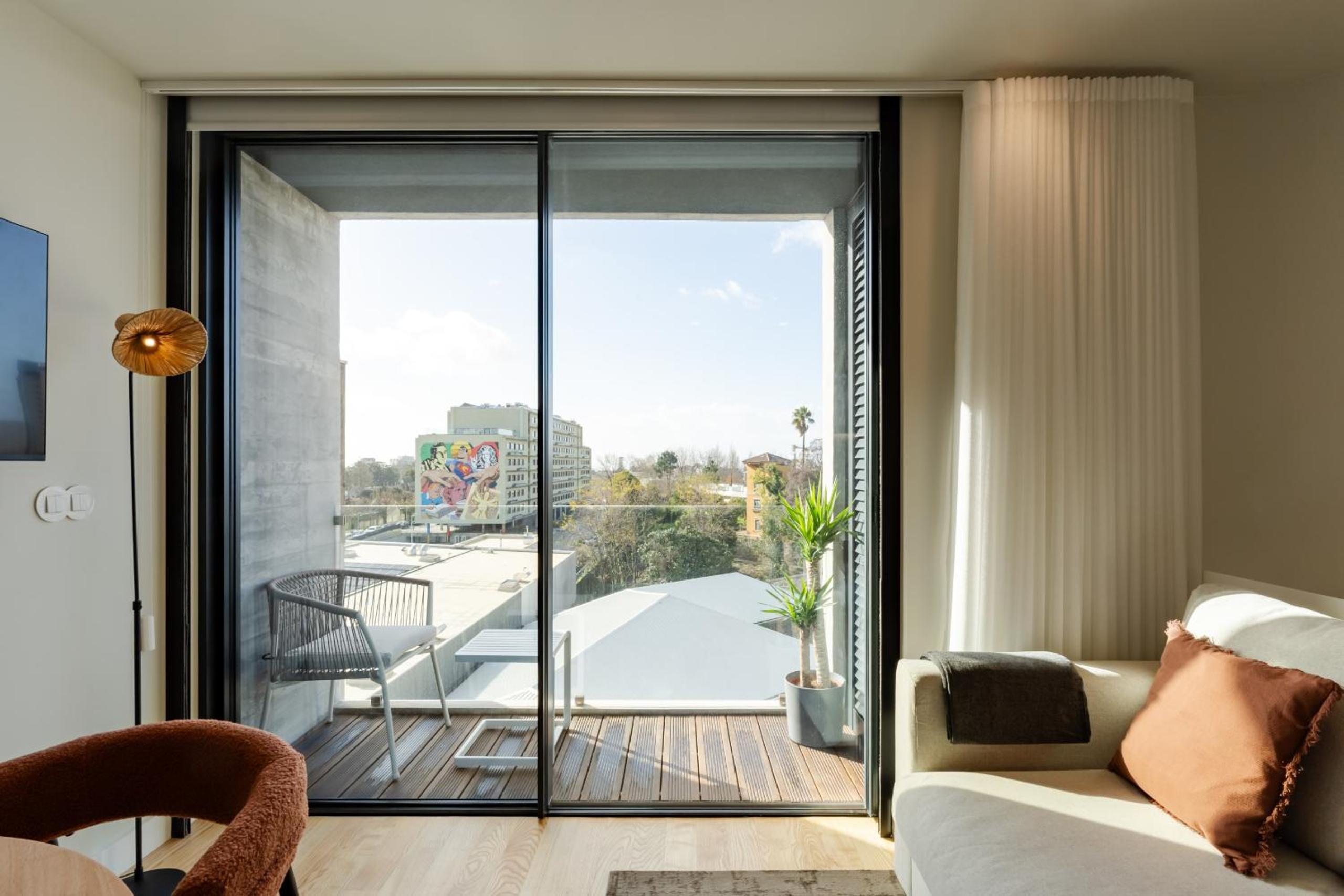 Apartment with Balcony - Photo 15