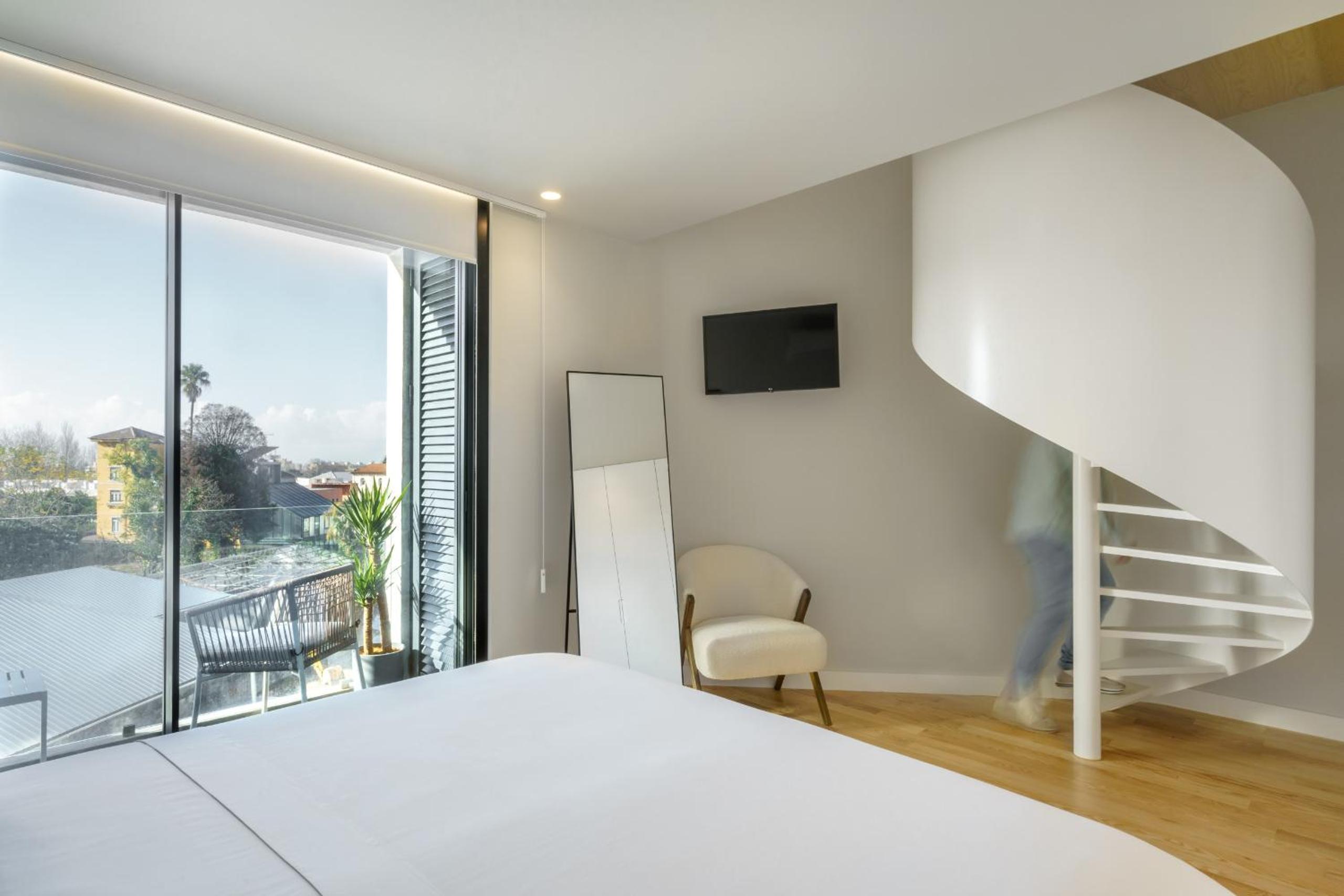 Apartment with Balcony - Photo 3