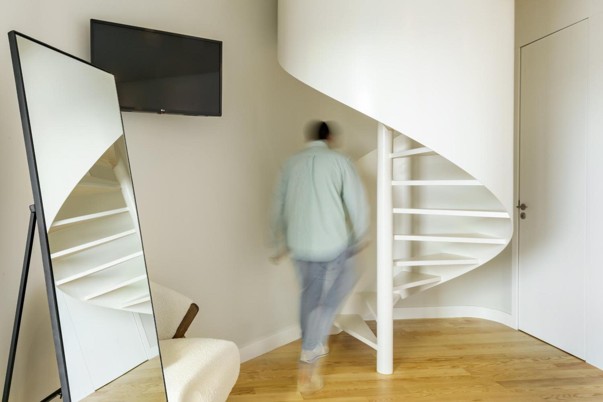 Apartment with Balcony - Photo 10