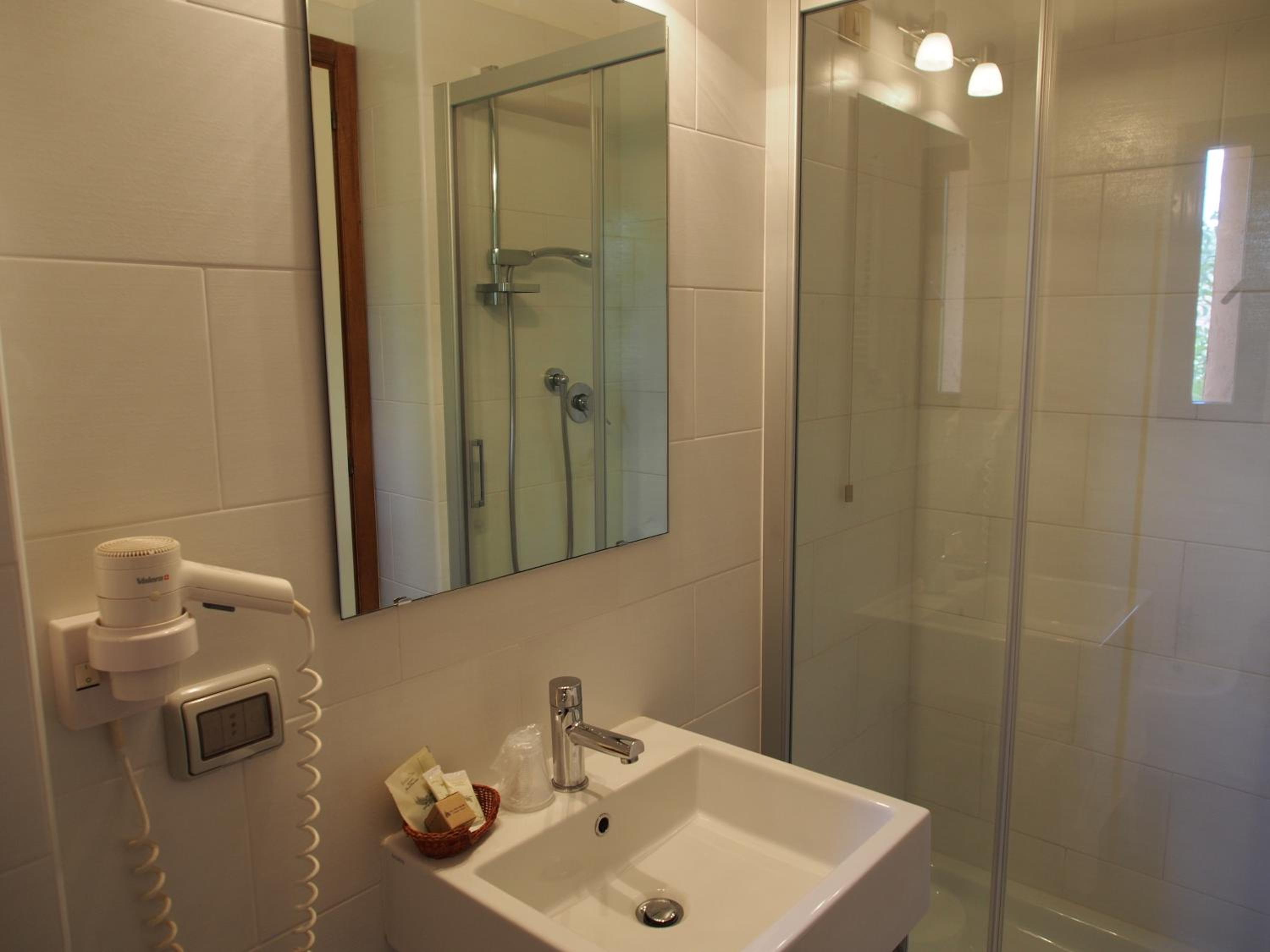 Double Room - Photo 8