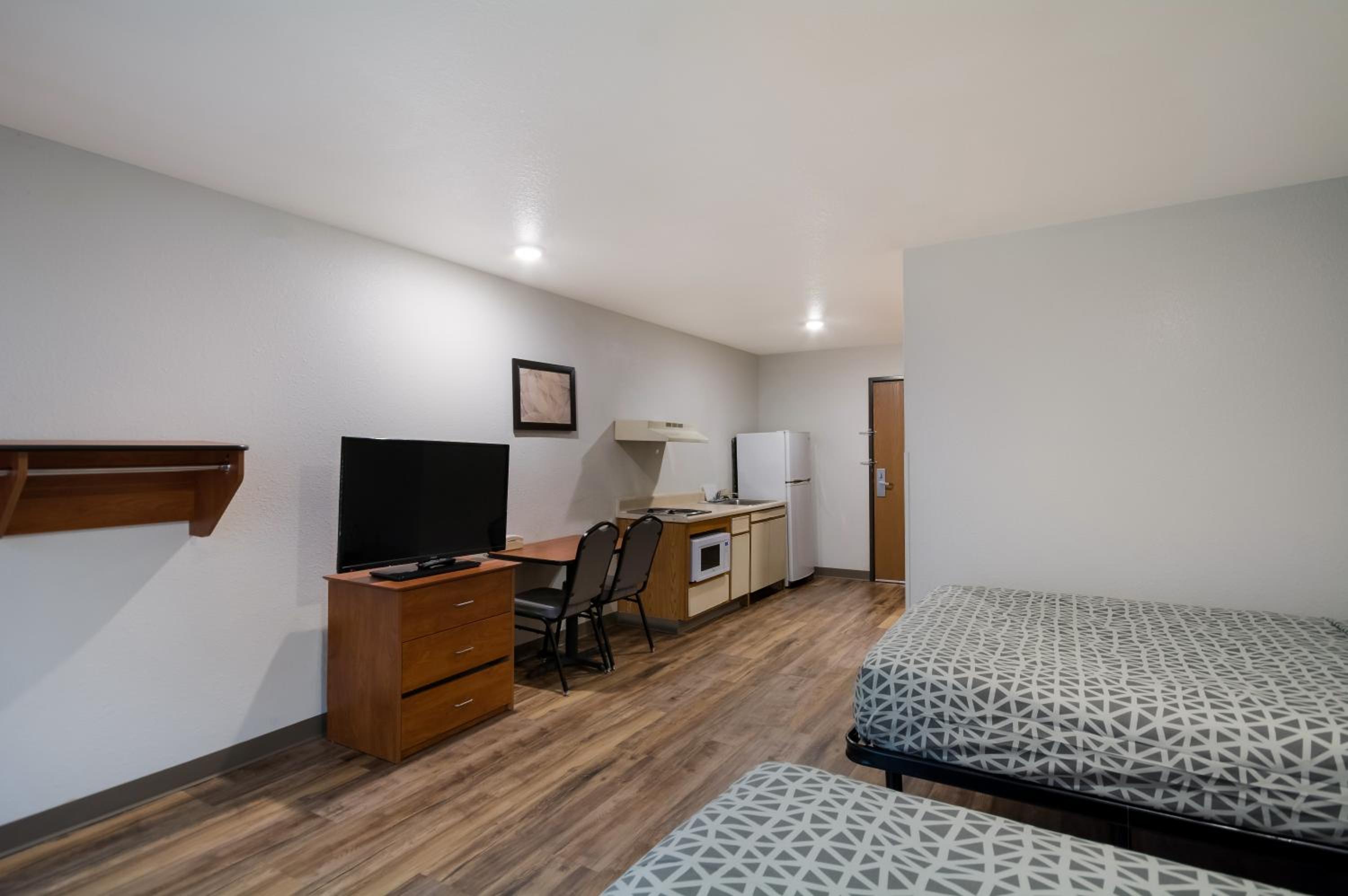 Queen Suite - Accessible/Non Smoking photo 1