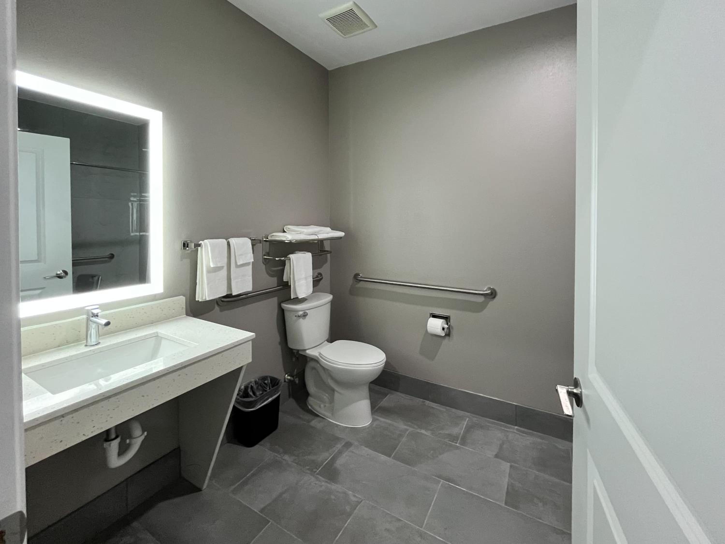 King Room with Roll-in Shower - Disability Access - Non-Smoking - Photo 12