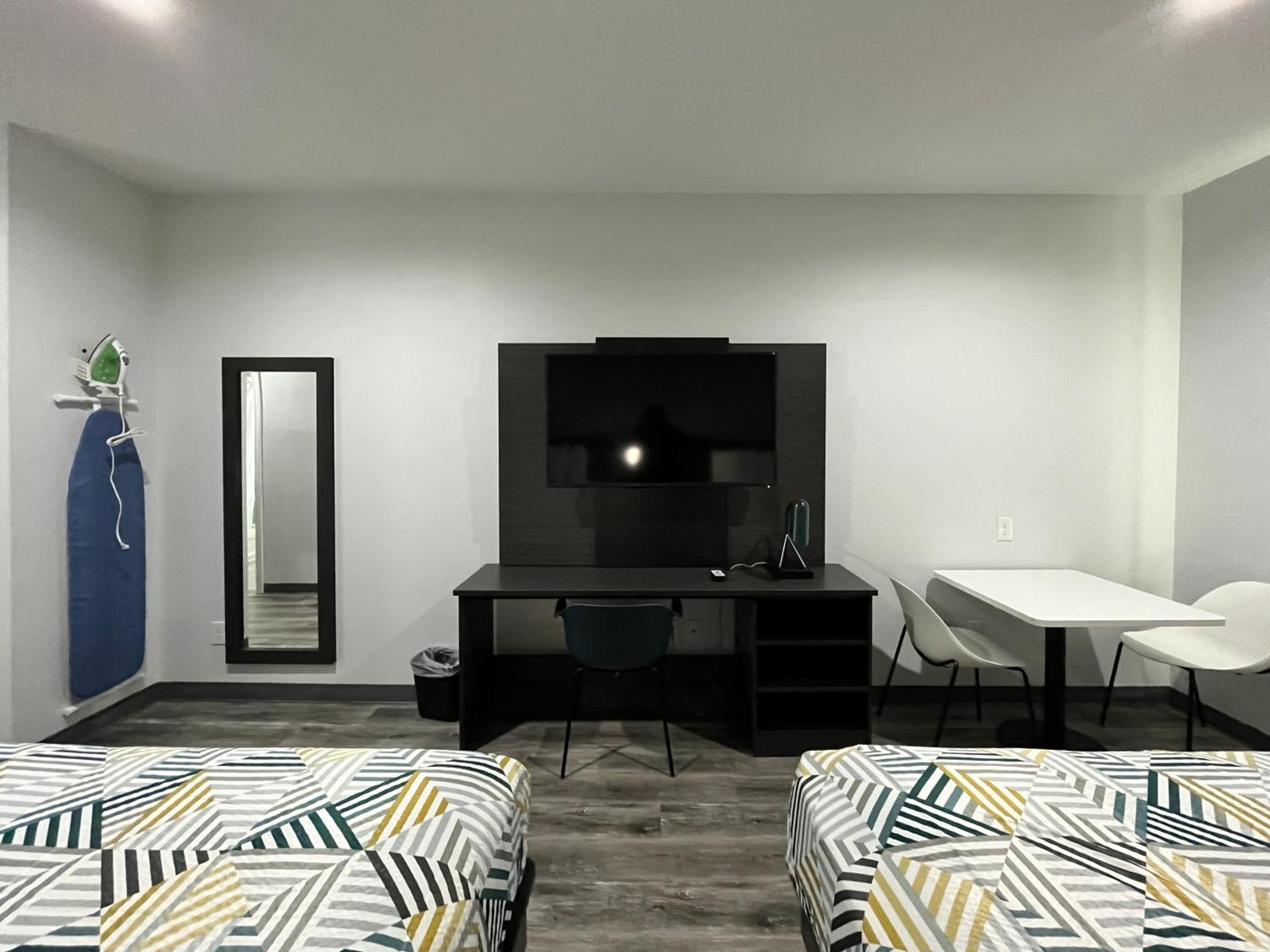 Queen Room with Two Queen Beds - Non-Smoking - Photo 10