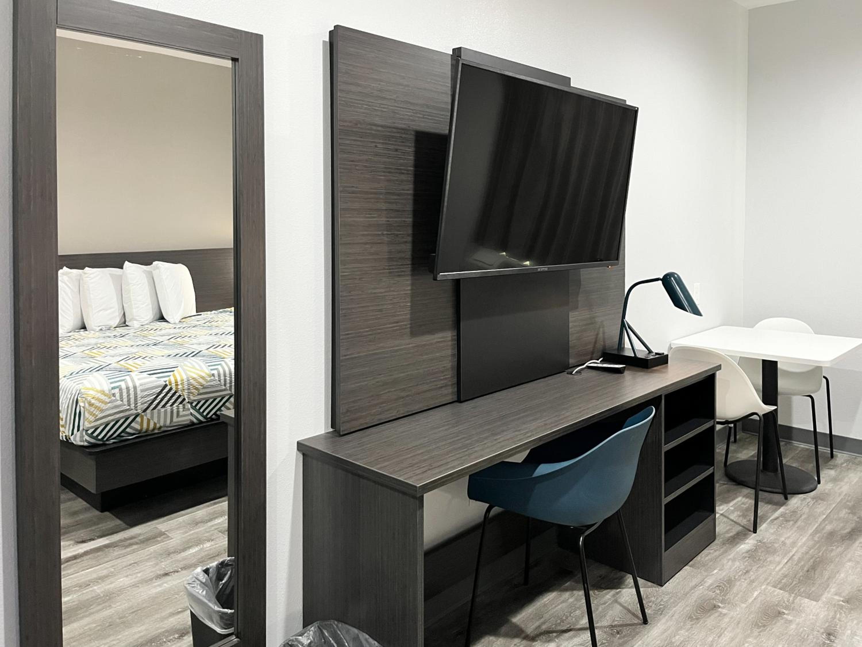 King Room with Roll-in Shower - Disability Access - Non-Smoking - Photo 10