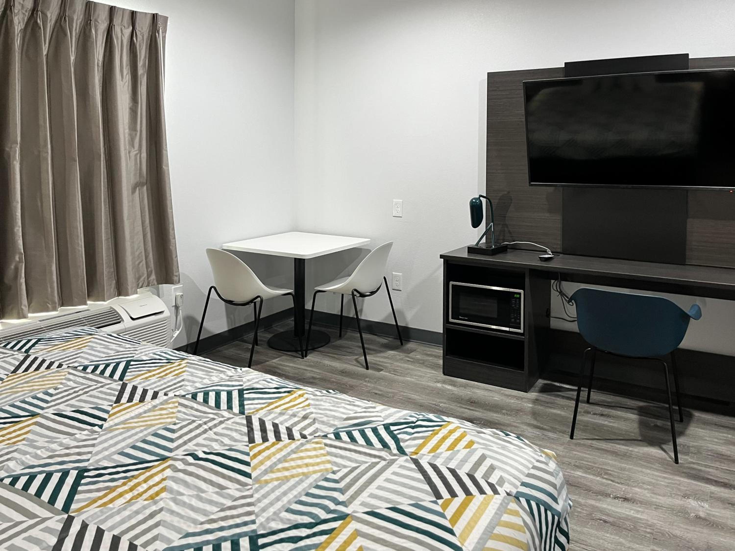 King Room with Roll-in Shower - Disability Access - Non-Smoking - Photo 8