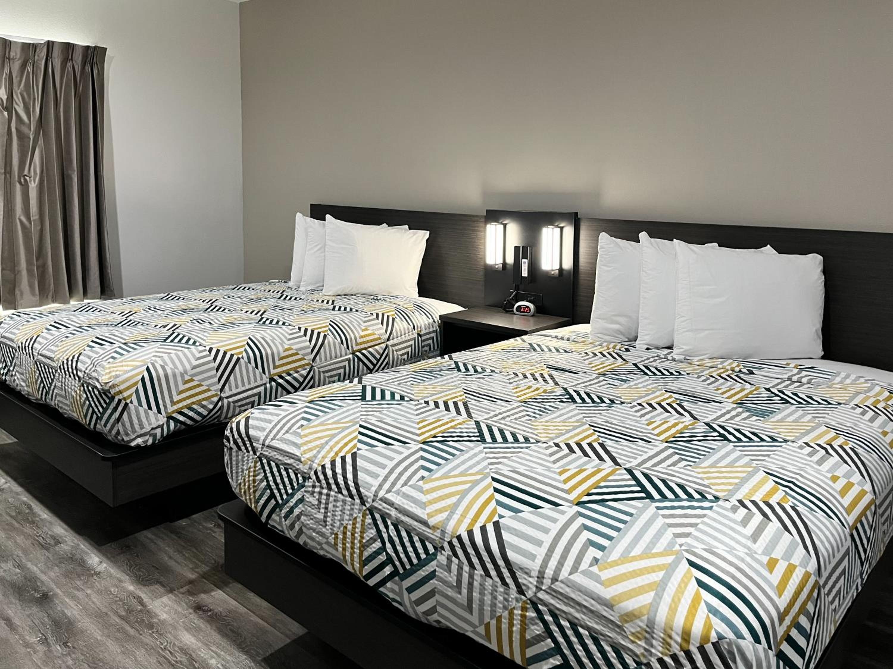 Queen Room with Two Queen Beds - Non-Smoking - Photo 7