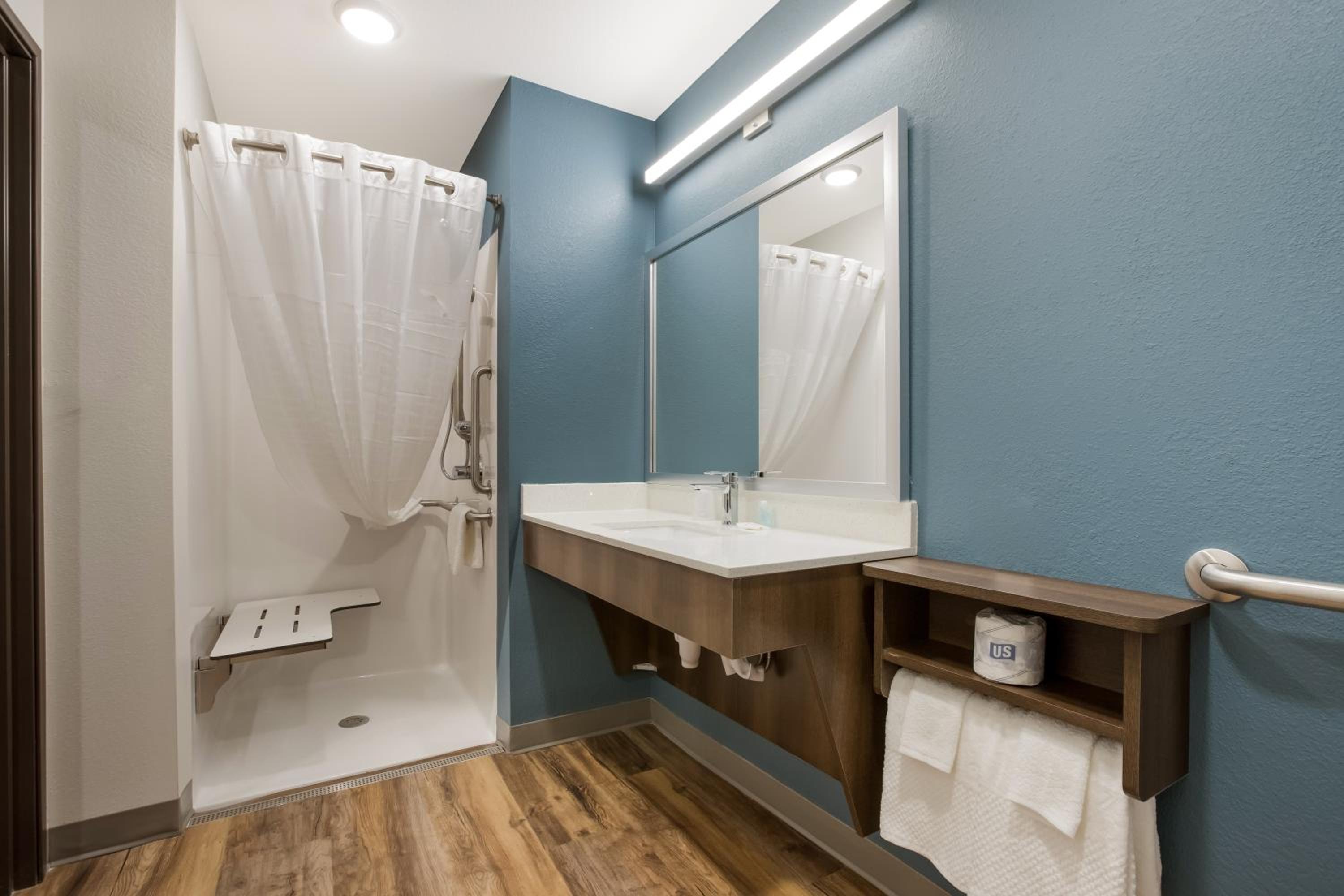 Queen Suite - Accessible/Non Smoking photo 2